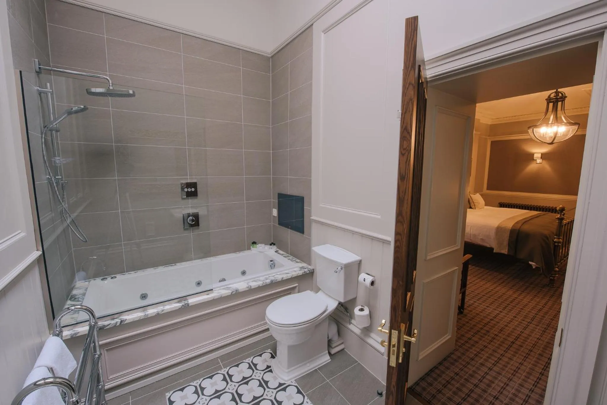 Bathroom, Bed in Cornhill Castle