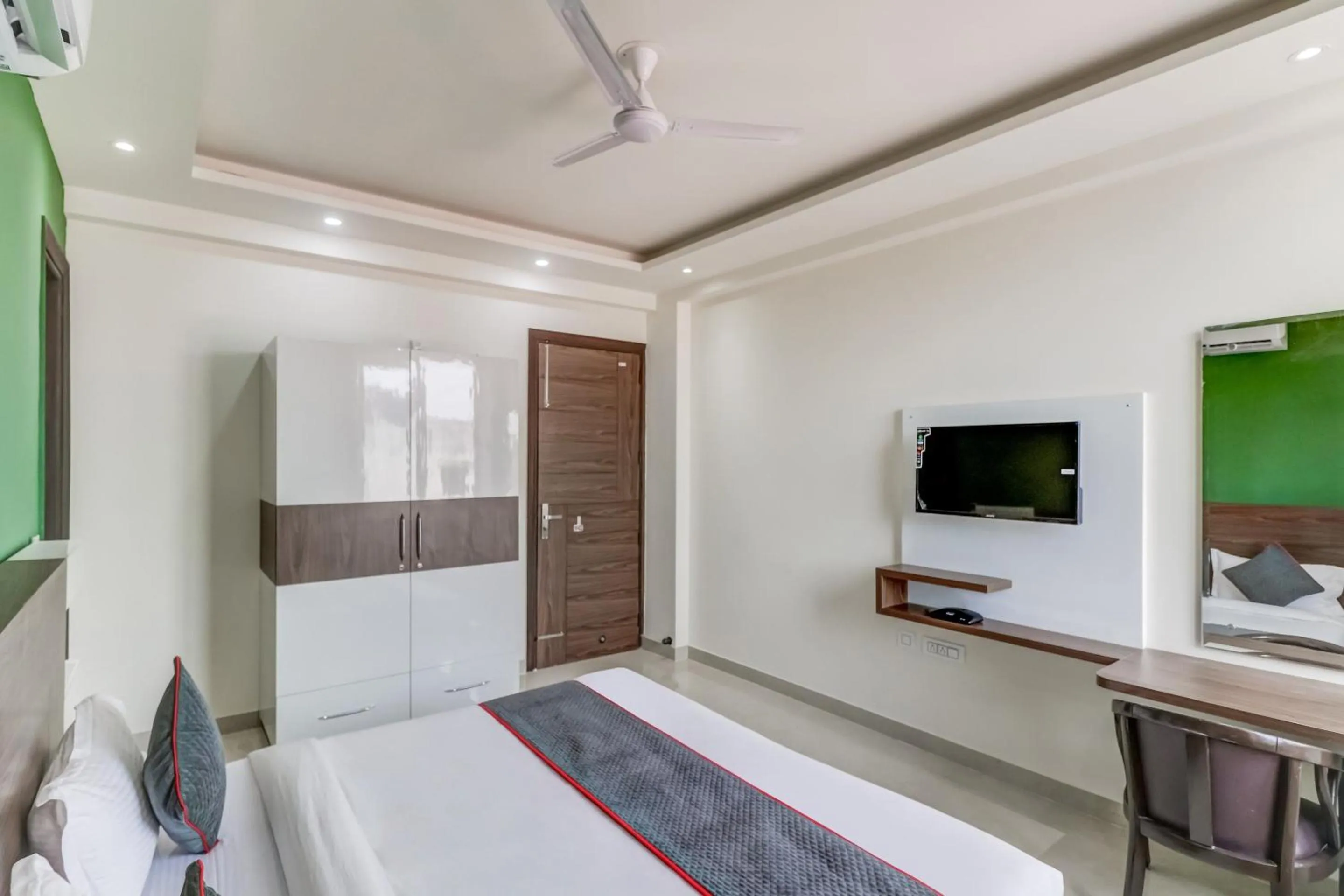 Bedroom, Bed in Hotel O Metro suites