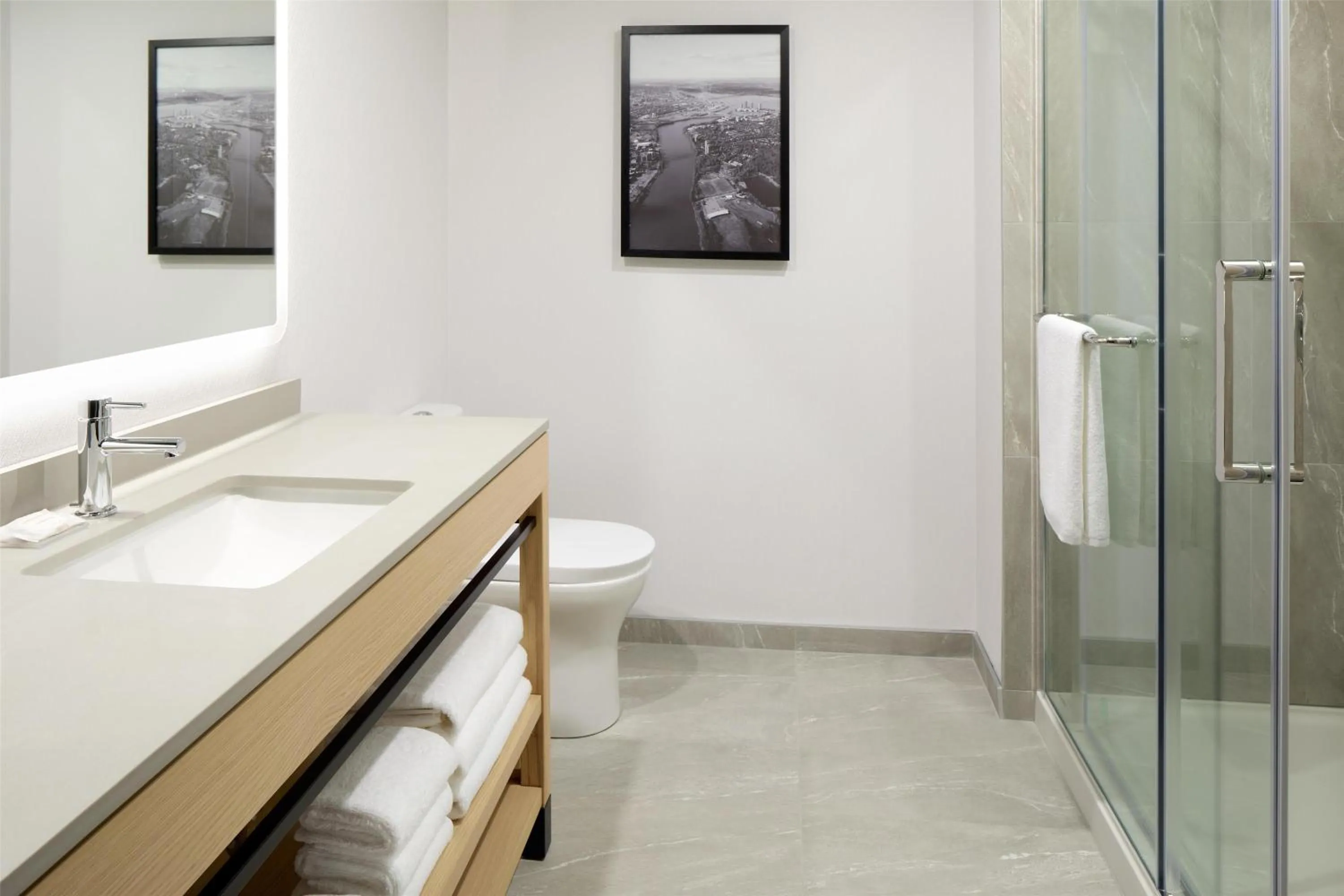 Bathroom in Hyatt Place Montreal Airport