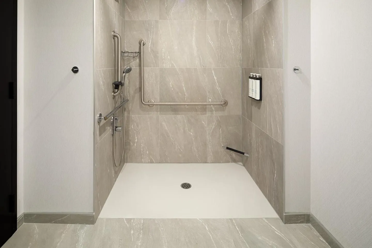 Shower in Hyatt Place Montreal Airport