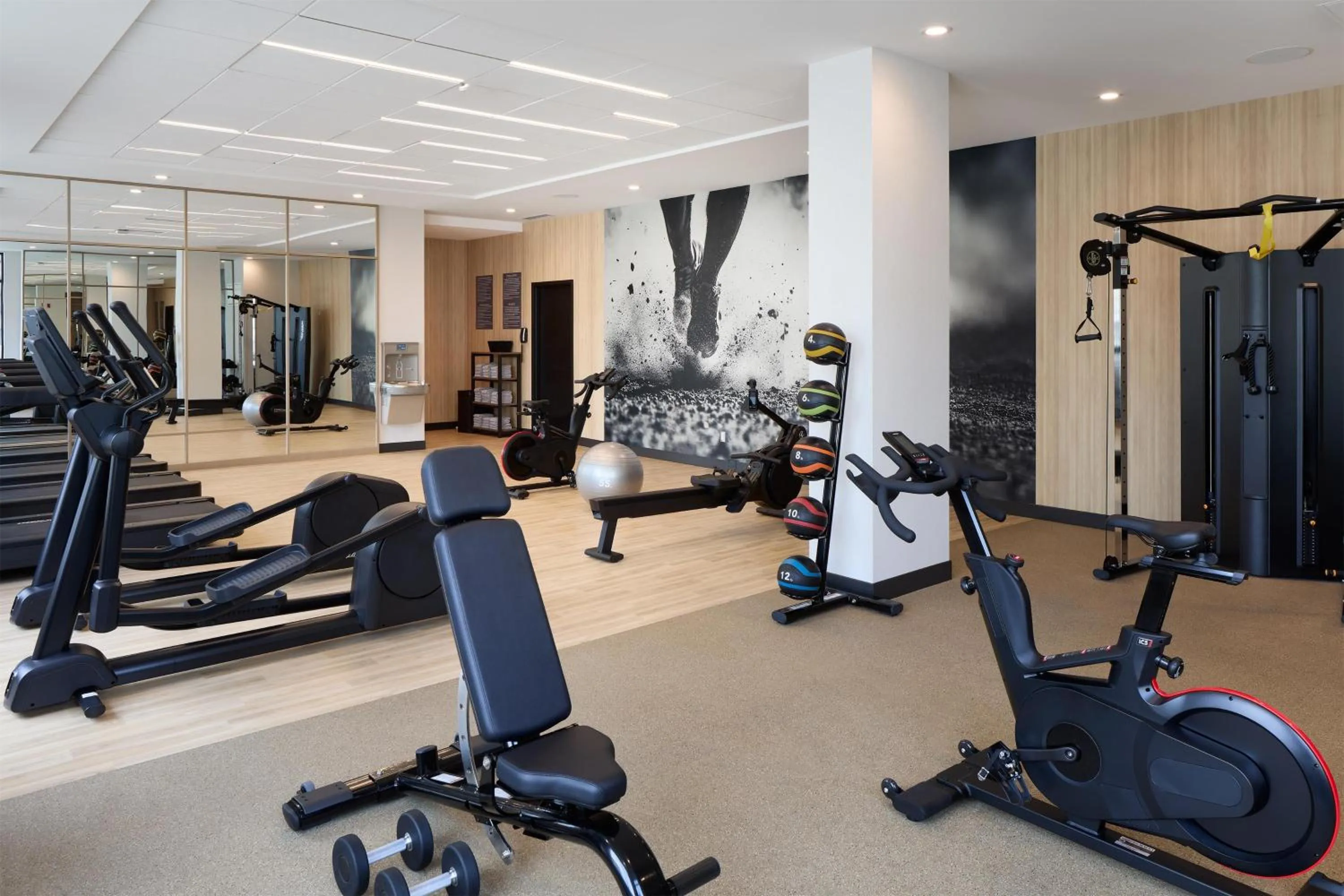 Fitness centre/facilities in Hyatt Place Montreal Airport