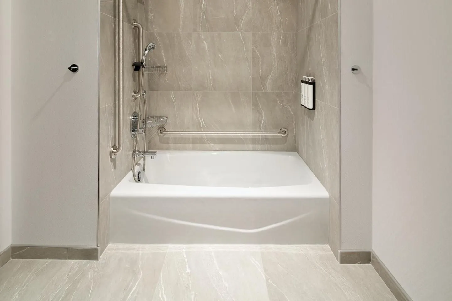 Bath in Hyatt Place Montreal Airport