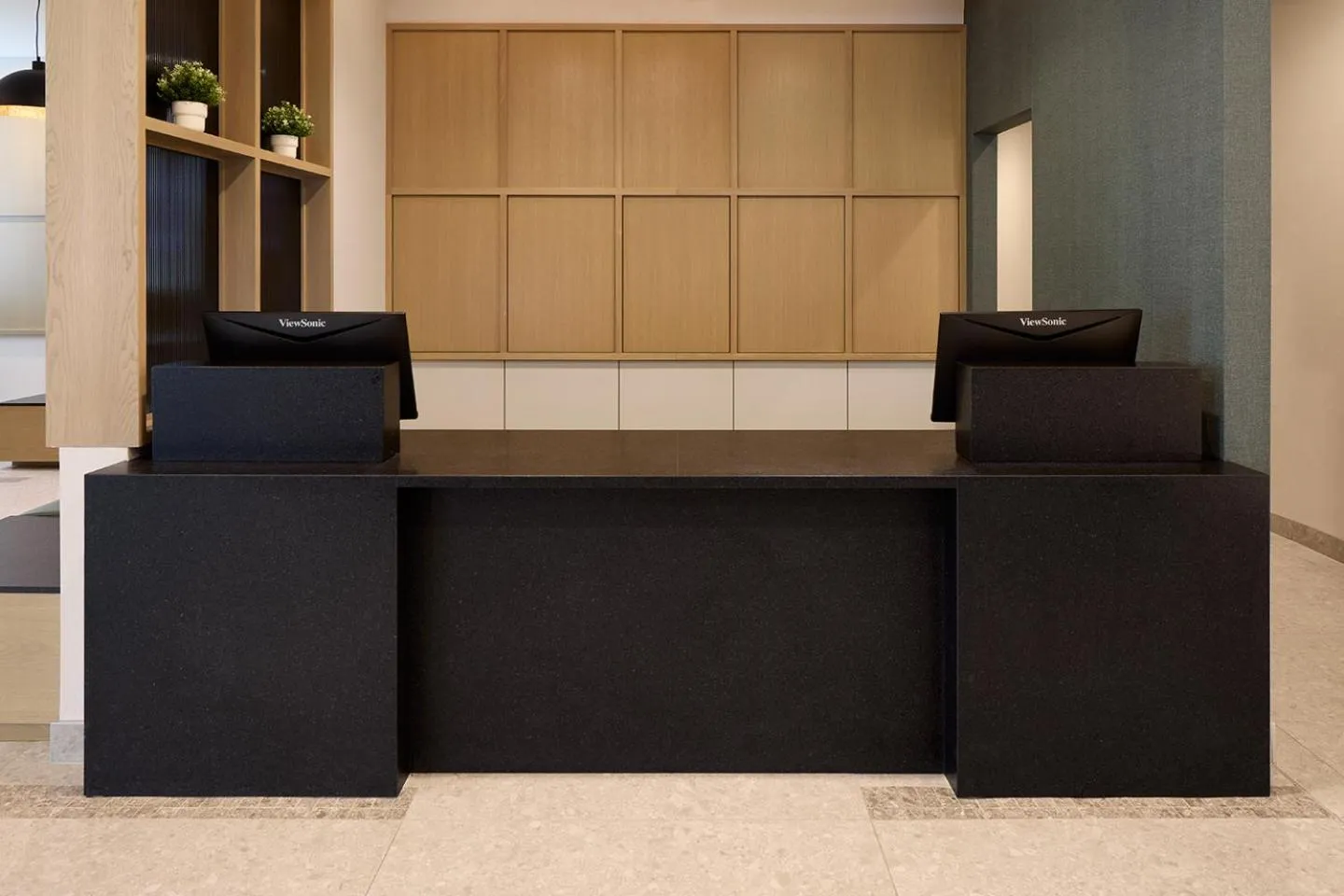 Lobby or reception in Hyatt Place Montreal Airport