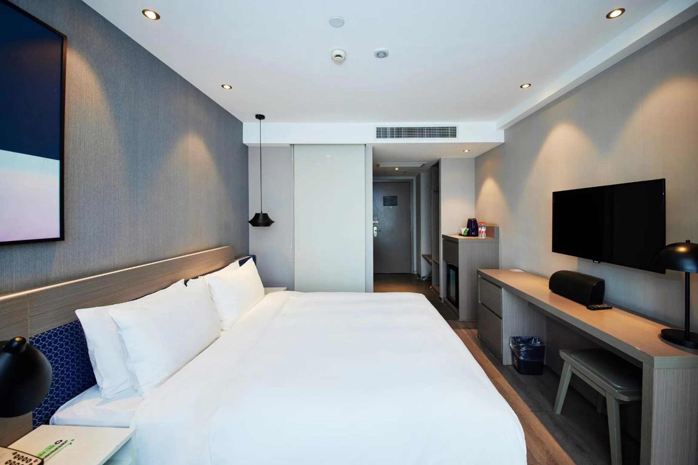 Bedroom, Bed in Orange Hotel Shanghai Hongkou Football Stadium Branch