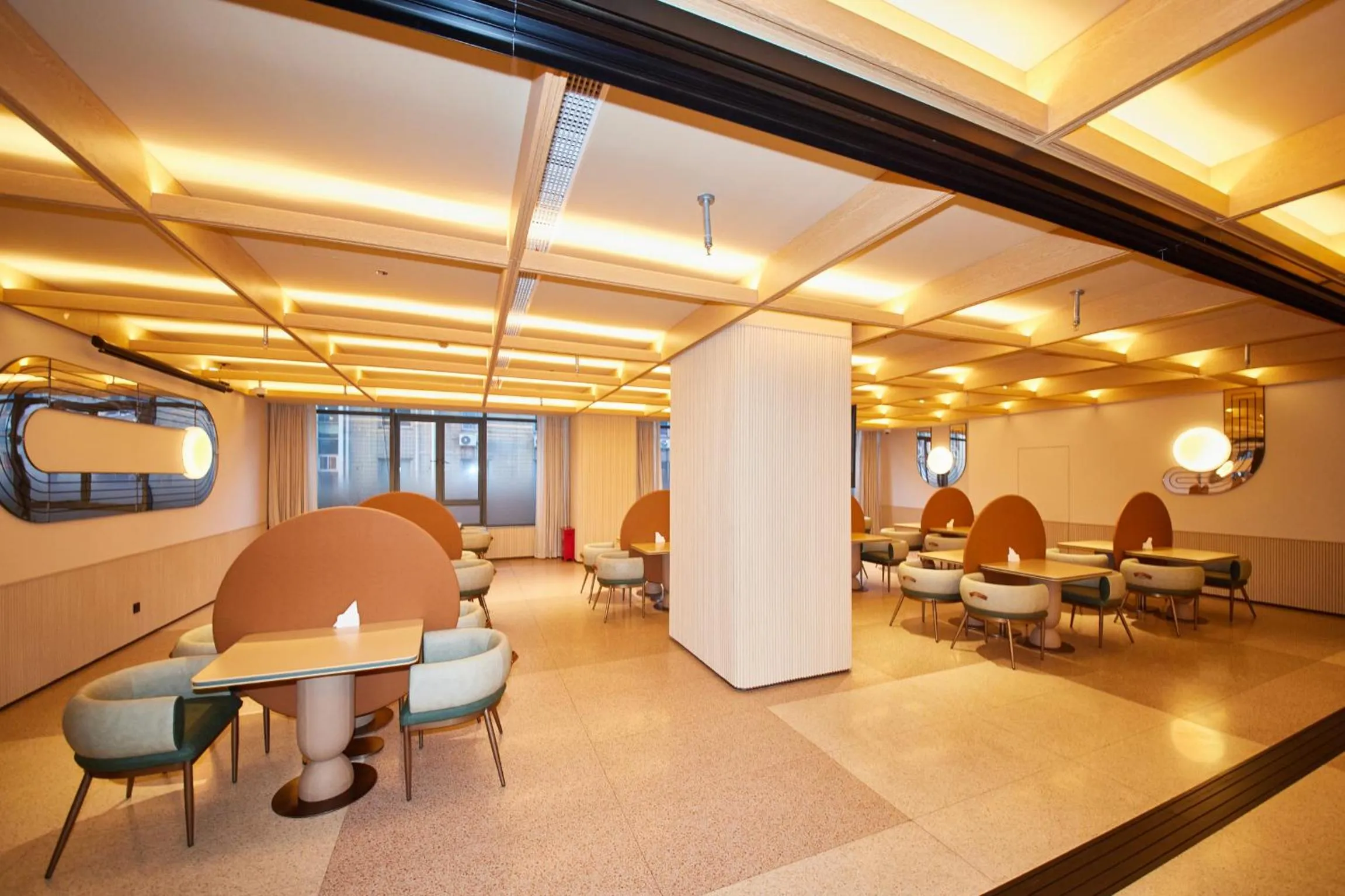 Restaurant/places to eat in Orange Hotel Shanghai Hongkou Football Stadium Branch