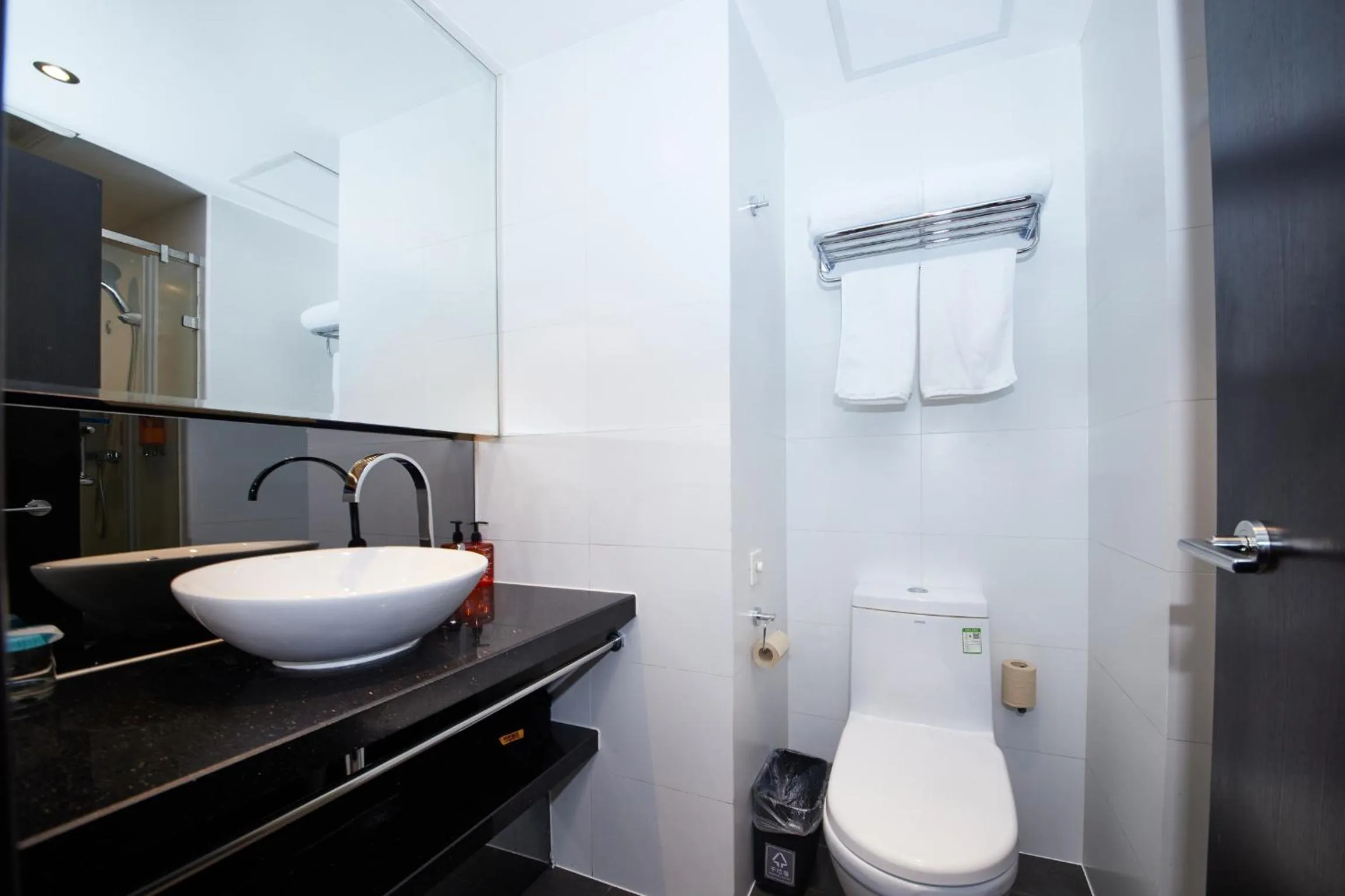 Toilet in Orange Hotel Shanghai Hongkou Football Stadium Branch