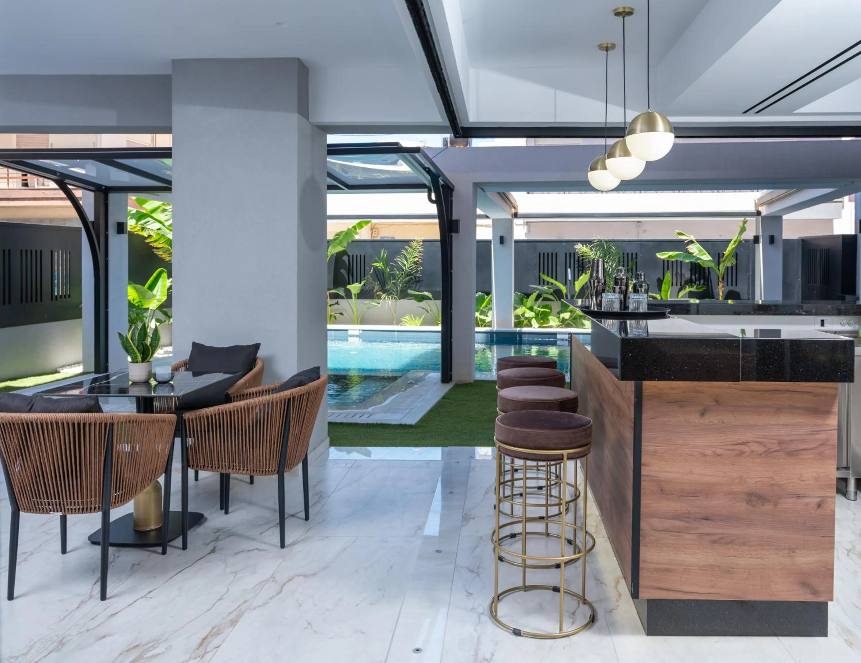 Restaurant/places to eat in Captain Napoleon Paterakis CNP Luxurious Suites