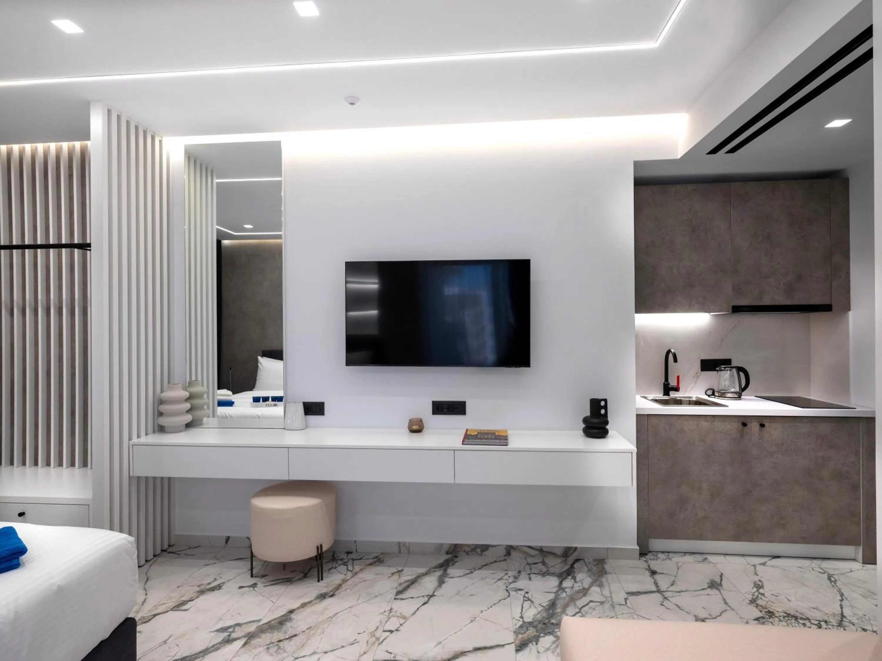 TV and multimedia in Captain Napoleon Paterakis CNP Luxurious Suites