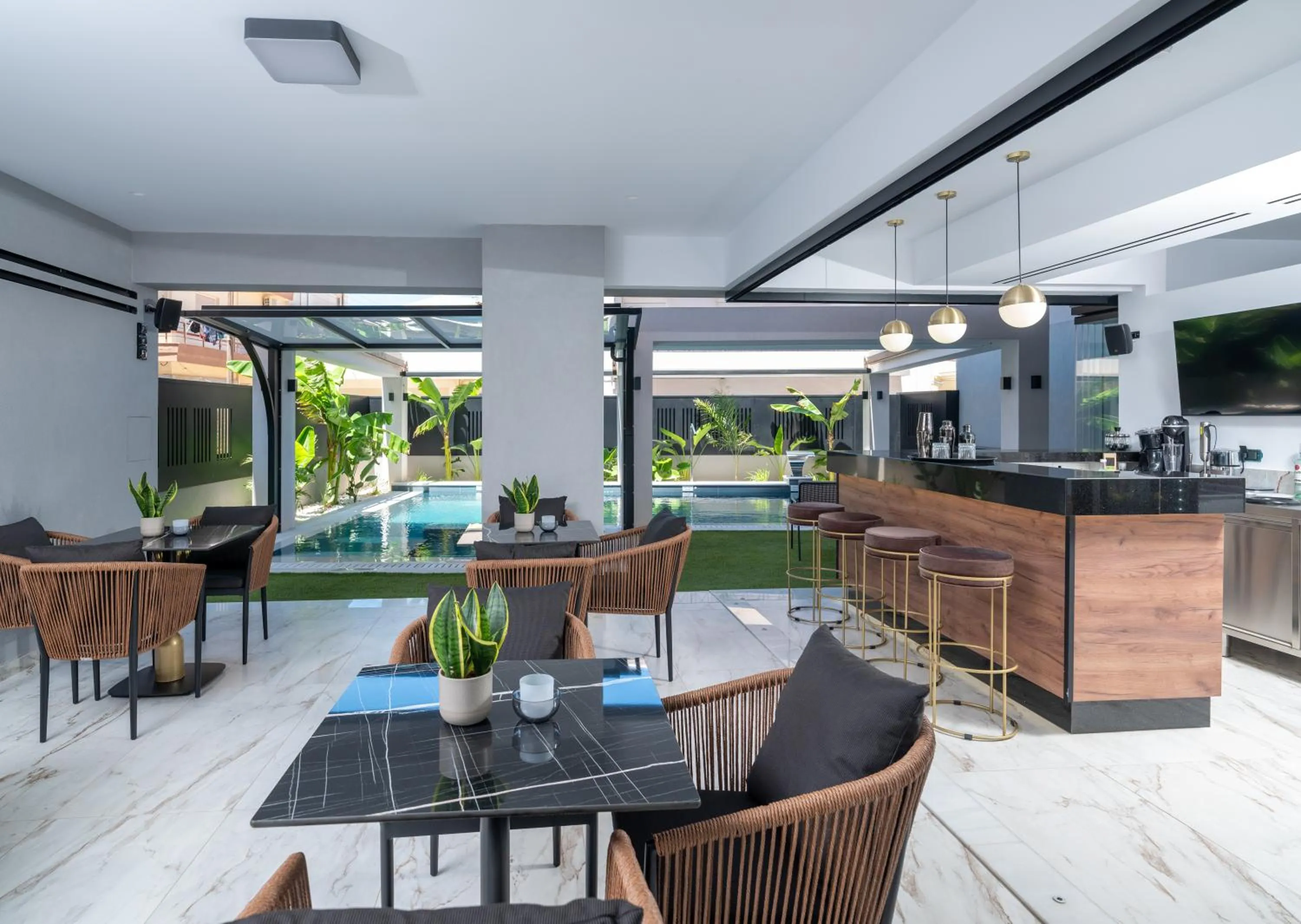 Restaurant/places to eat in Captain Napoleon Paterakis CNP Luxurious Suites