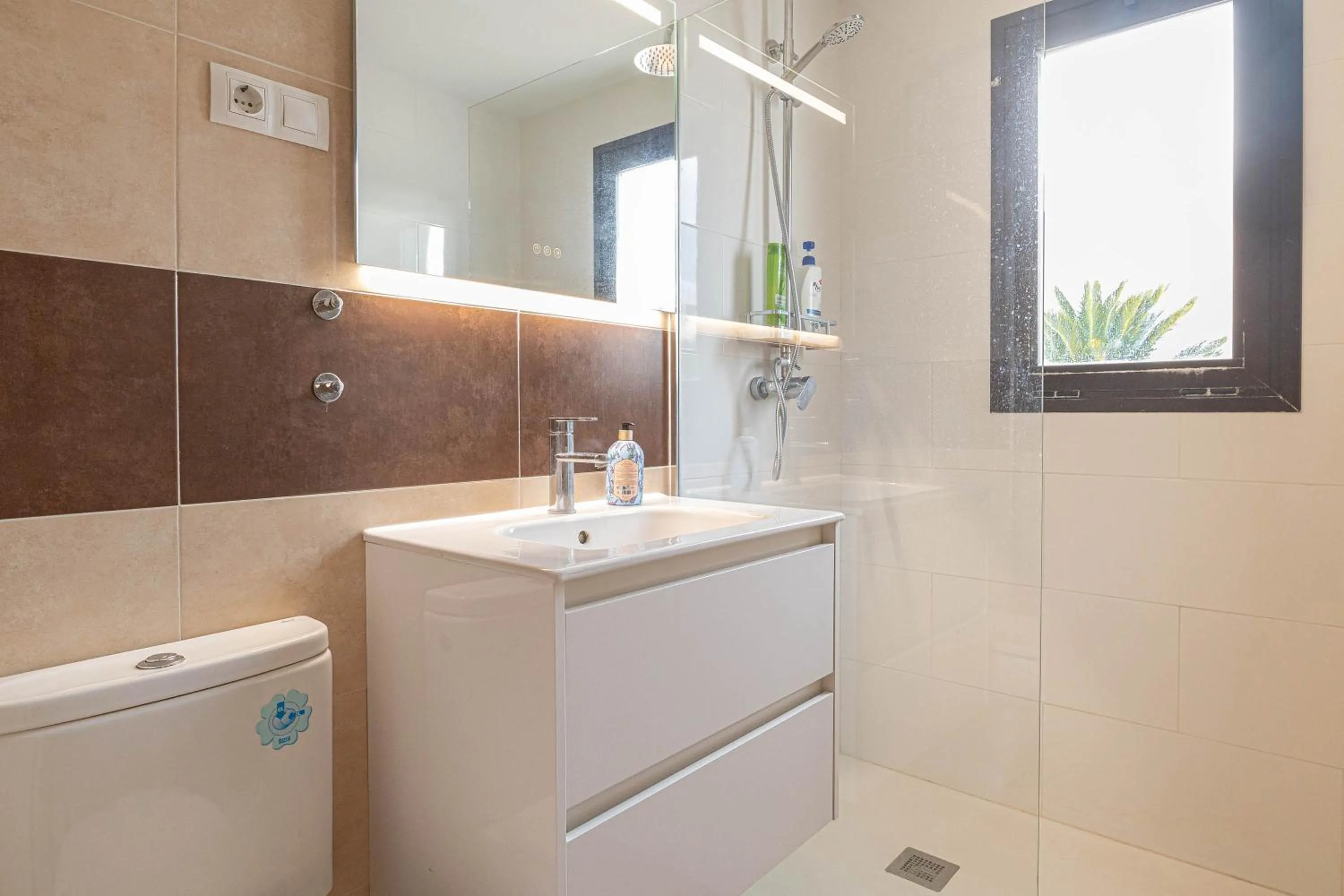 Bathroom in Luxury Cala Blanca Walking To Beach - Happy Rentals