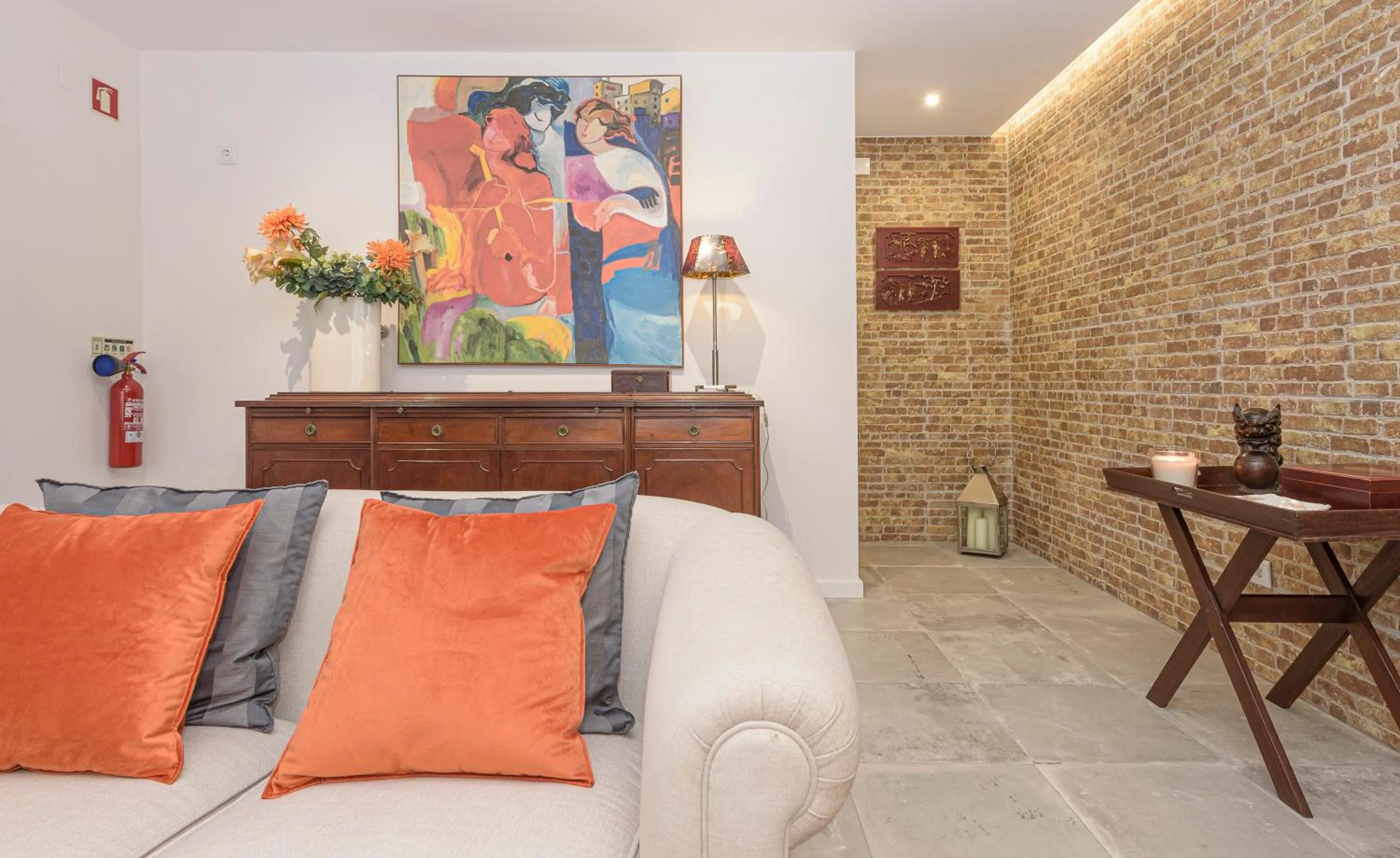 Communal lounge/ TV room in Estoril Village Guest House