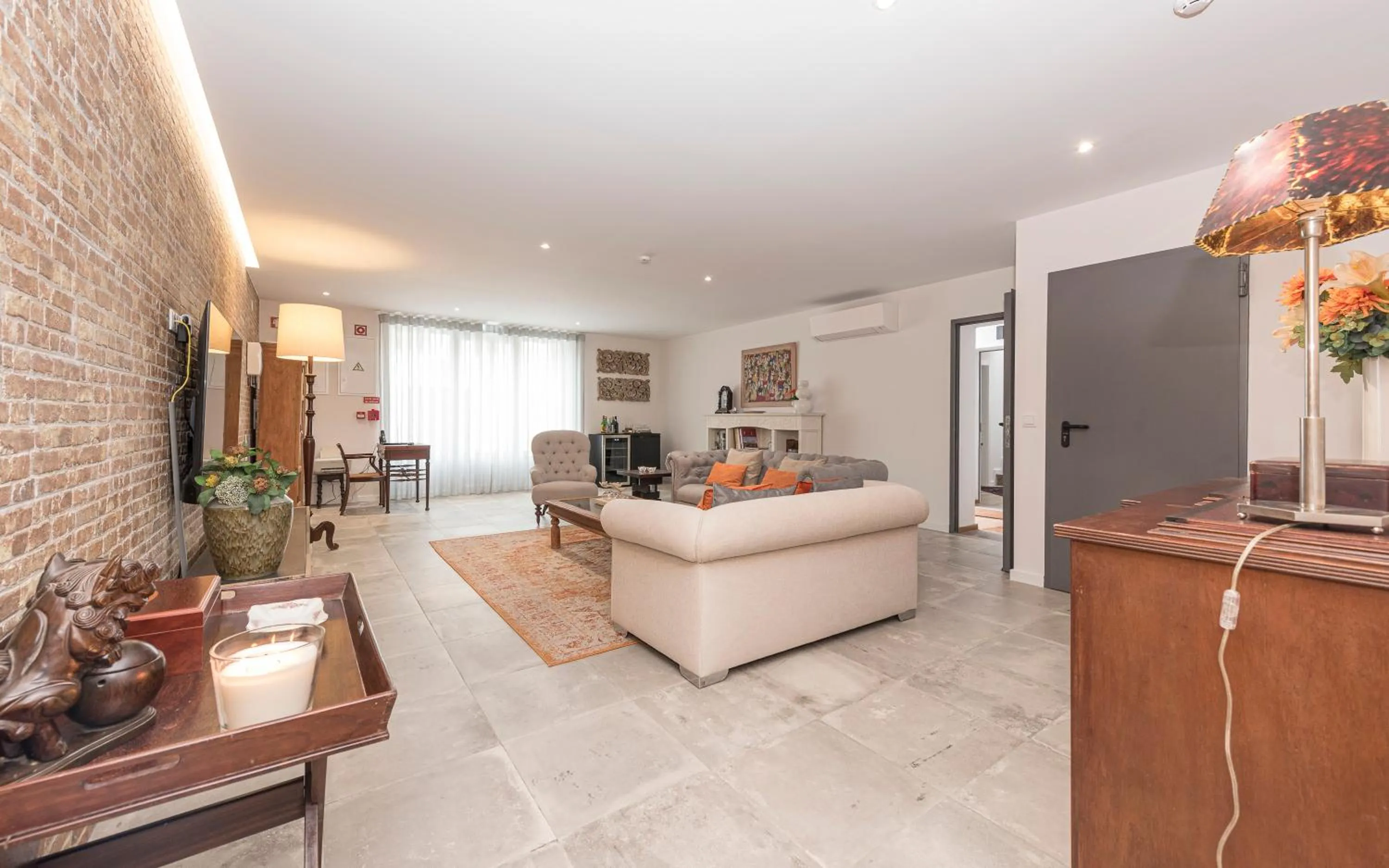 Communal lounge/ TV room in Estoril Village Guest House