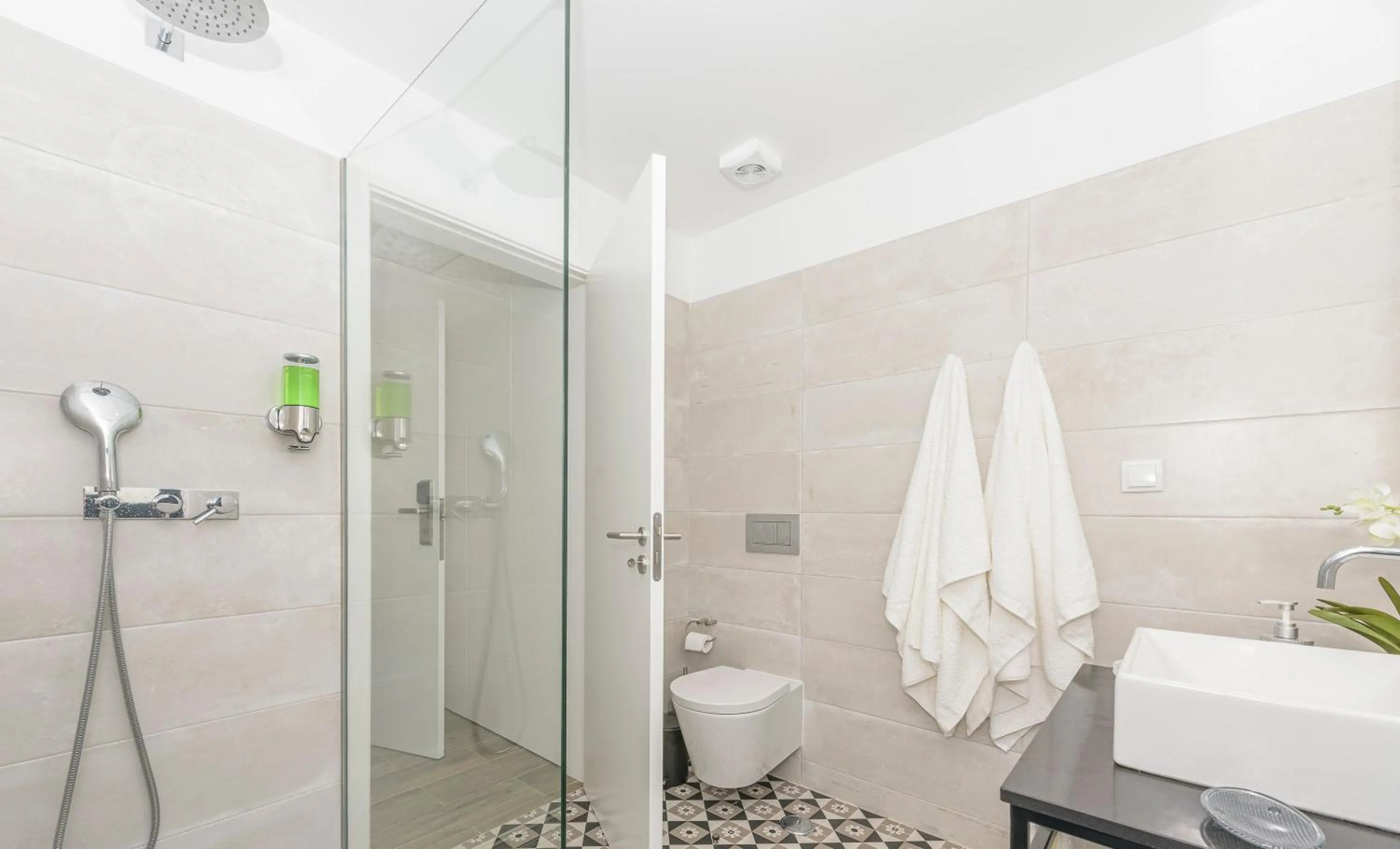 Bathroom in Estoril Village Guest House