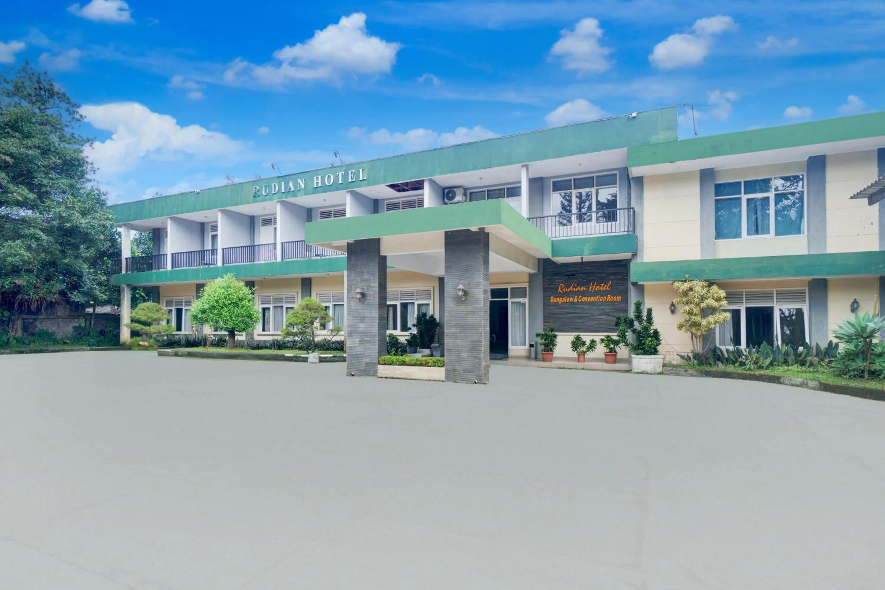 Facade/entrance in Hotel O Bogor near Taman Safari formerly Hotel Rudian 1