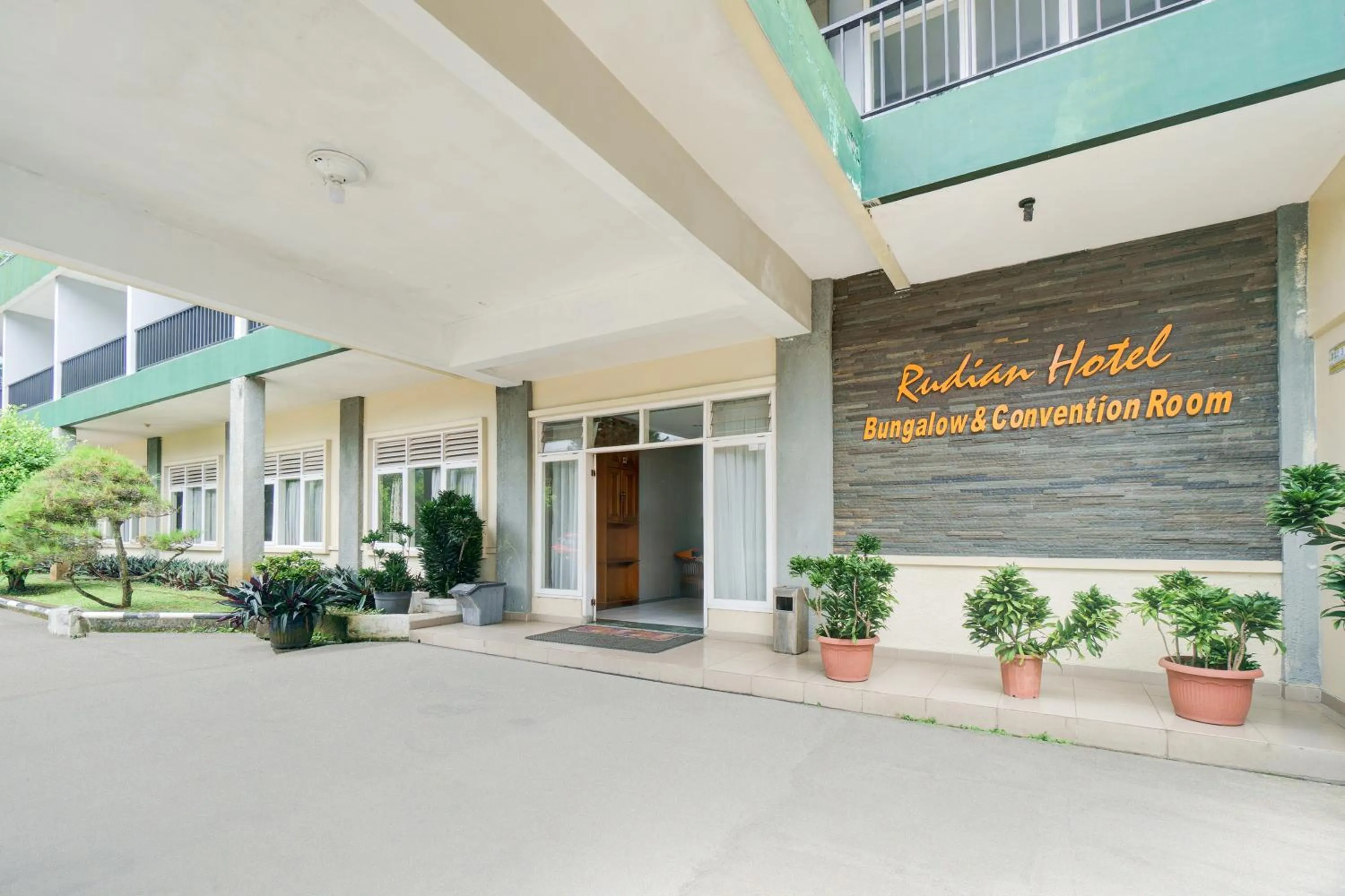 Facade/entrance in Hotel O Bogor near Taman Safari formerly Hotel Rudian 1