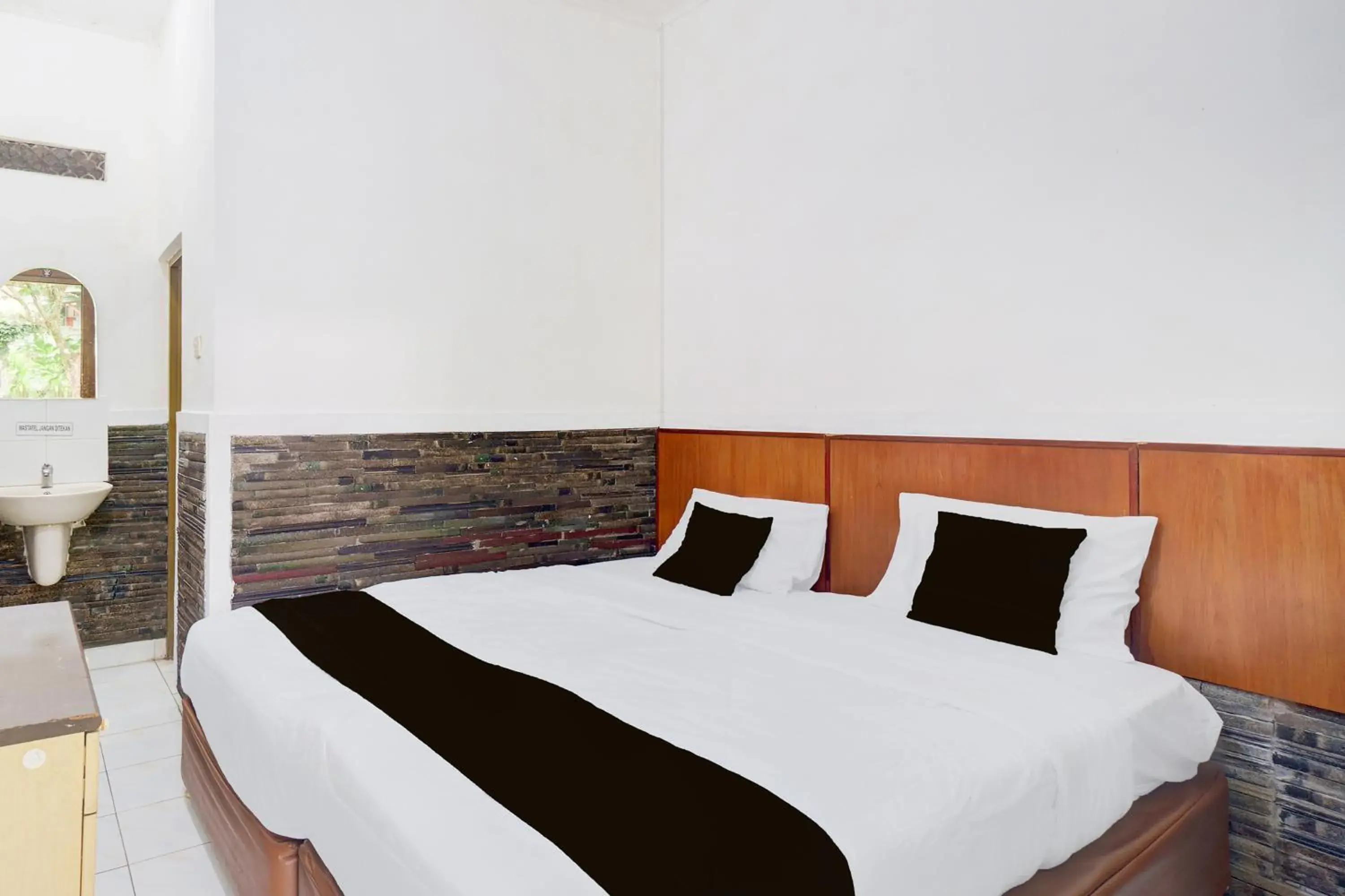 Deluxe Double Room in Hotel O Bogor near Taman Safari formerly Hotel Rudian 1 Deluxe Double Room in Hotel O Bogor near Taman Safari formerly Hotel Rudian 1