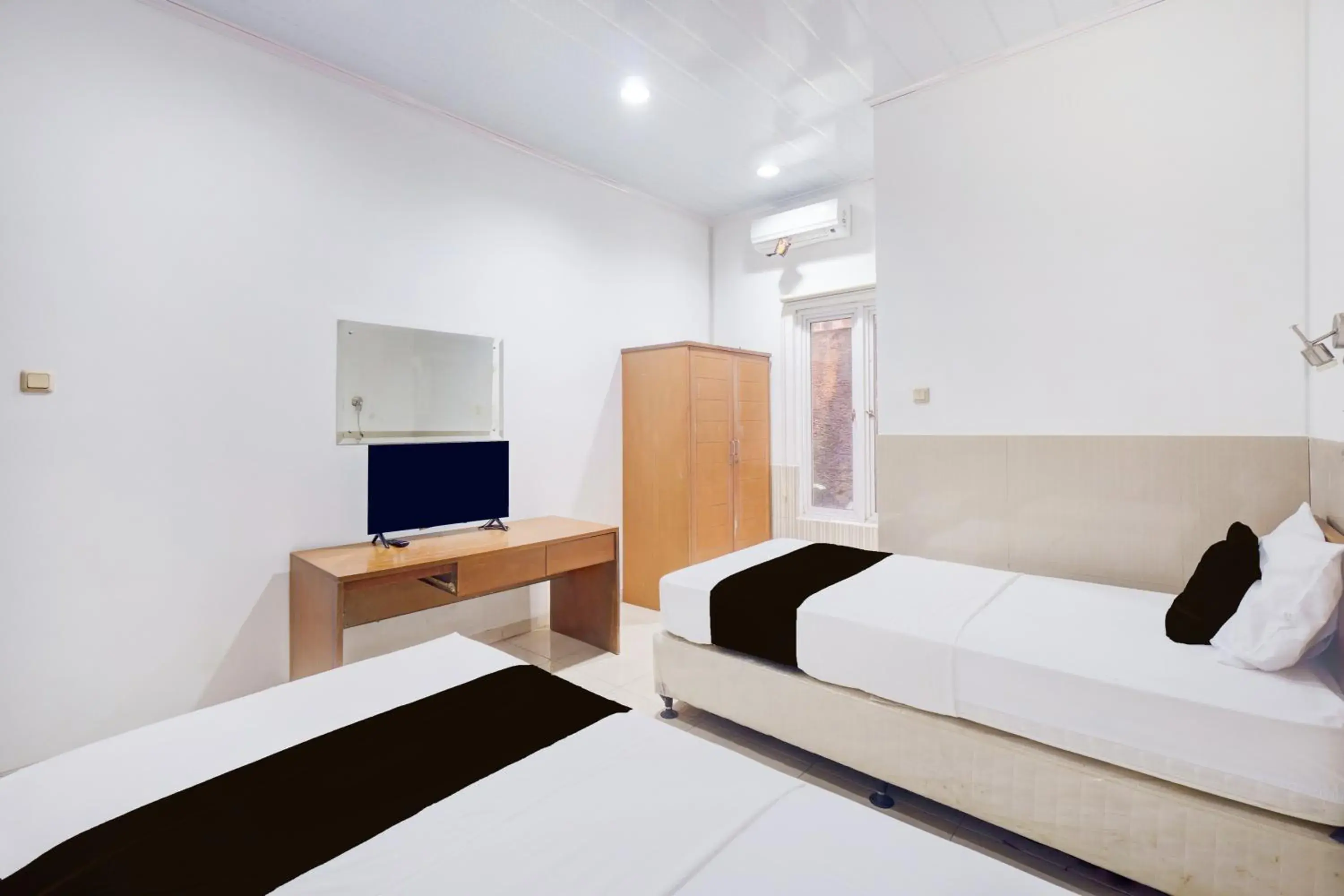 Delxue Twin Room in Hotel O Bogor near Taman Safari formerly Hotel Rudian 2 Delxue Twin Room in Hotel O Bogor near Taman Safari formerly Hotel Rudian 2