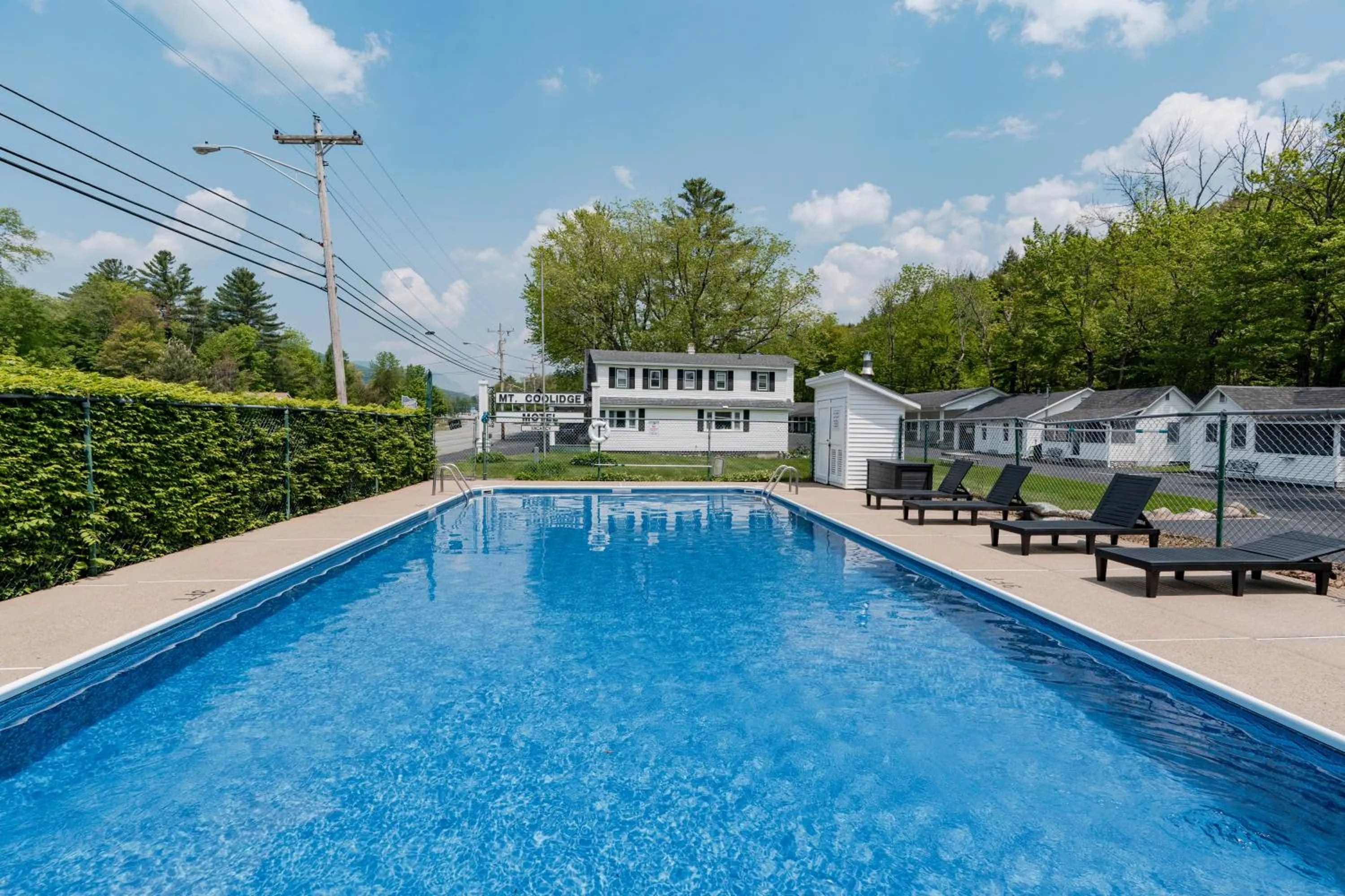 Swimming pool in Mount Coolidge Motel