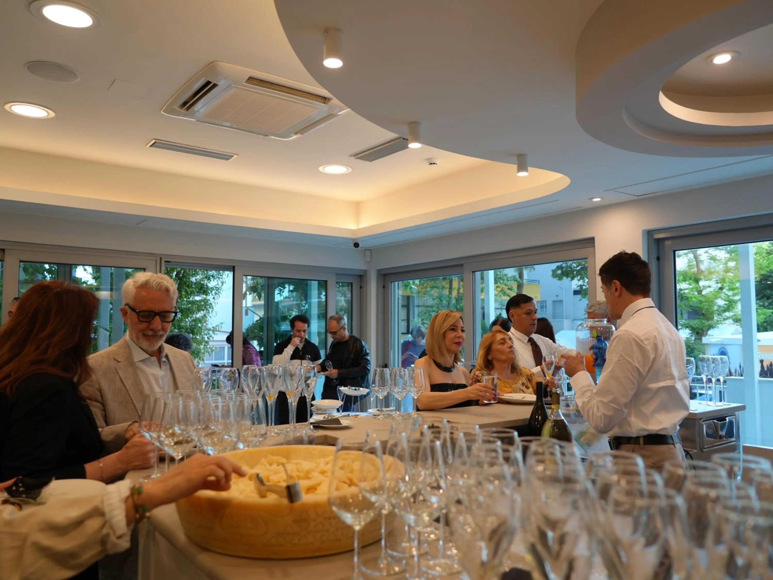 Restaurant/places to eat in Hotel Regal