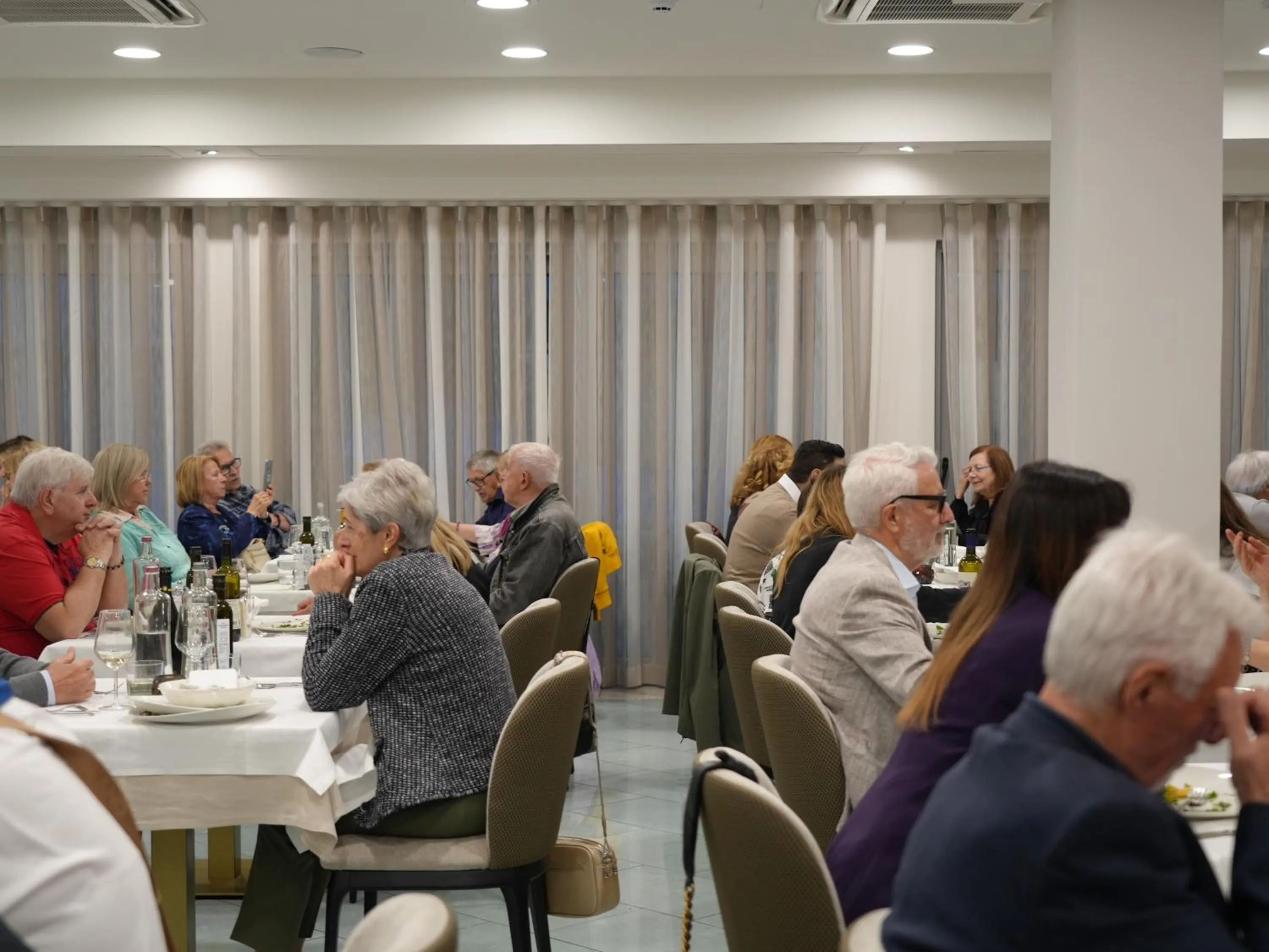 Restaurant/places to eat in Hotel Regal