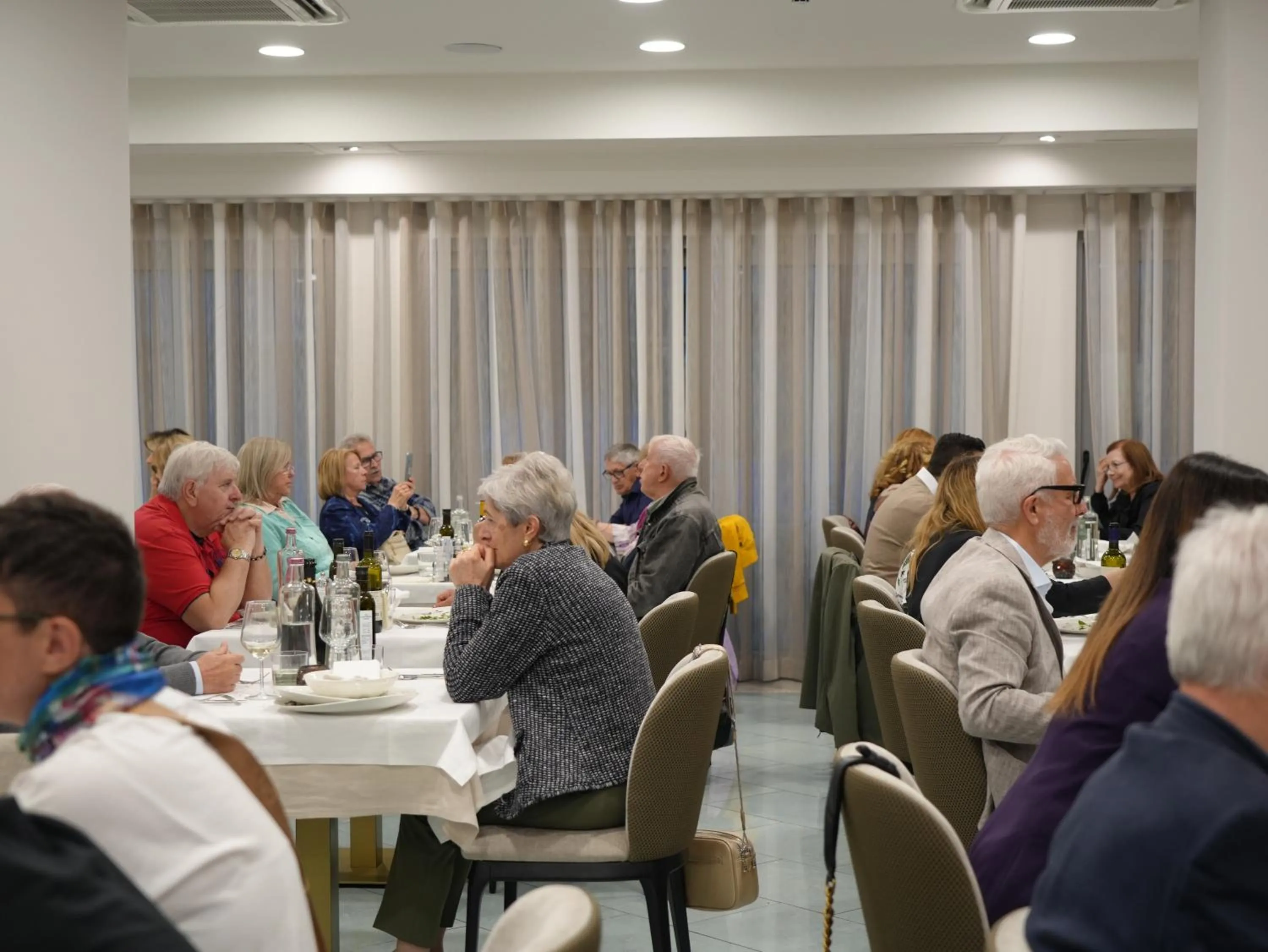 Restaurant/places to eat in Hotel Regal