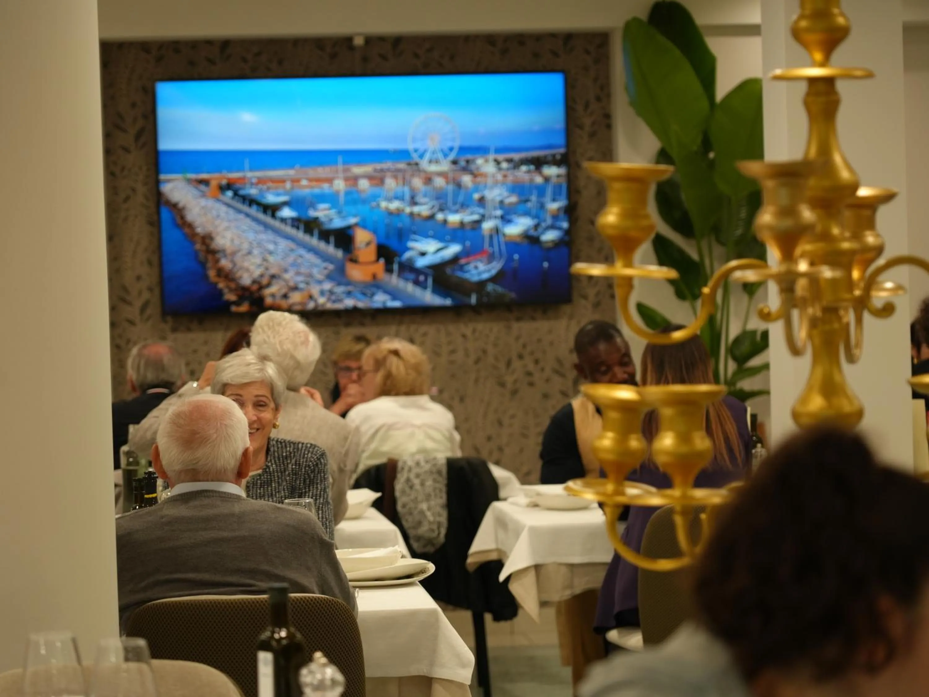 Restaurant/places to eat in Hotel Regal