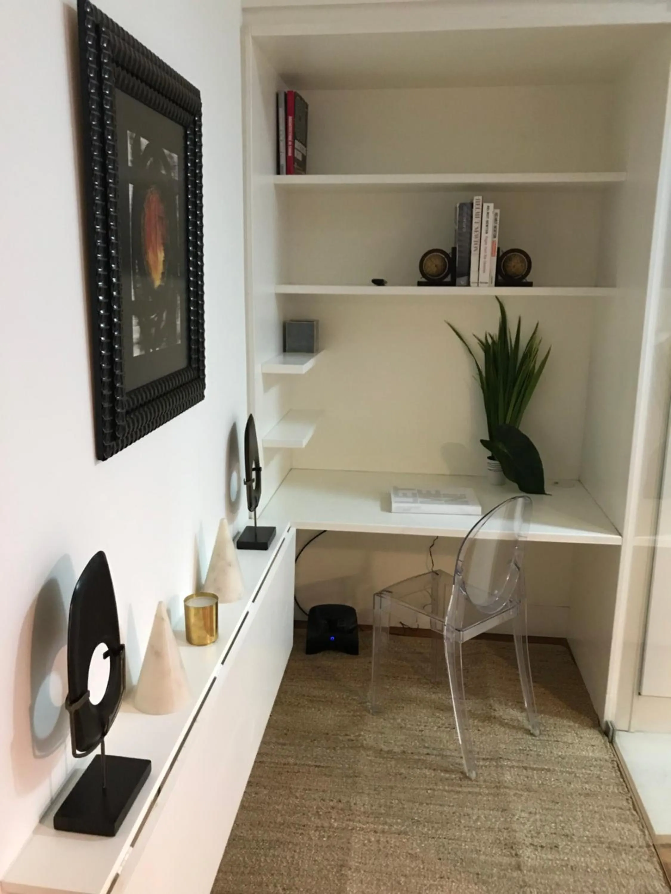 Library in Lisbon Downtown Apartment Free Parking