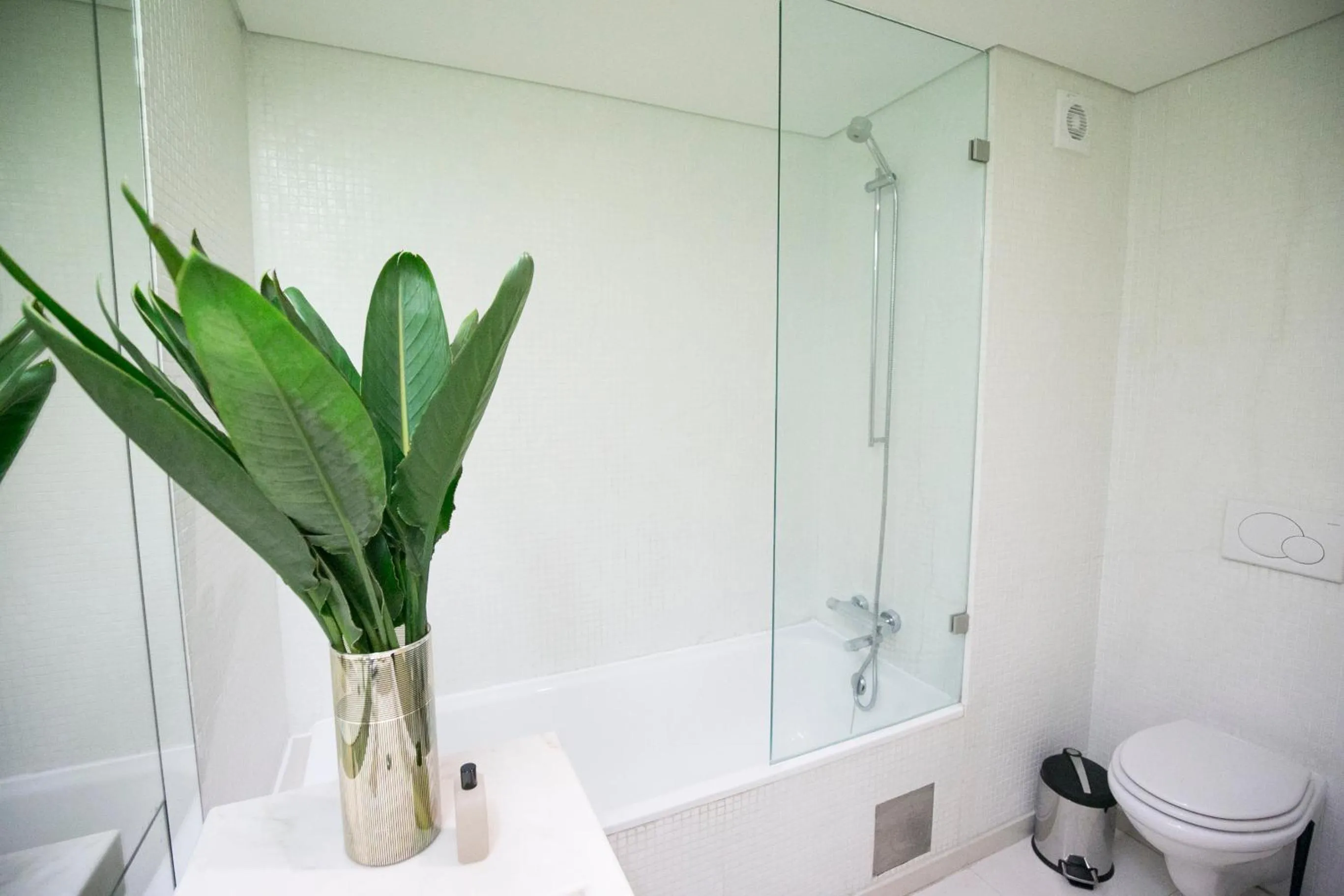 Bathroom in Lisbon Downtown Apartment Free Parking