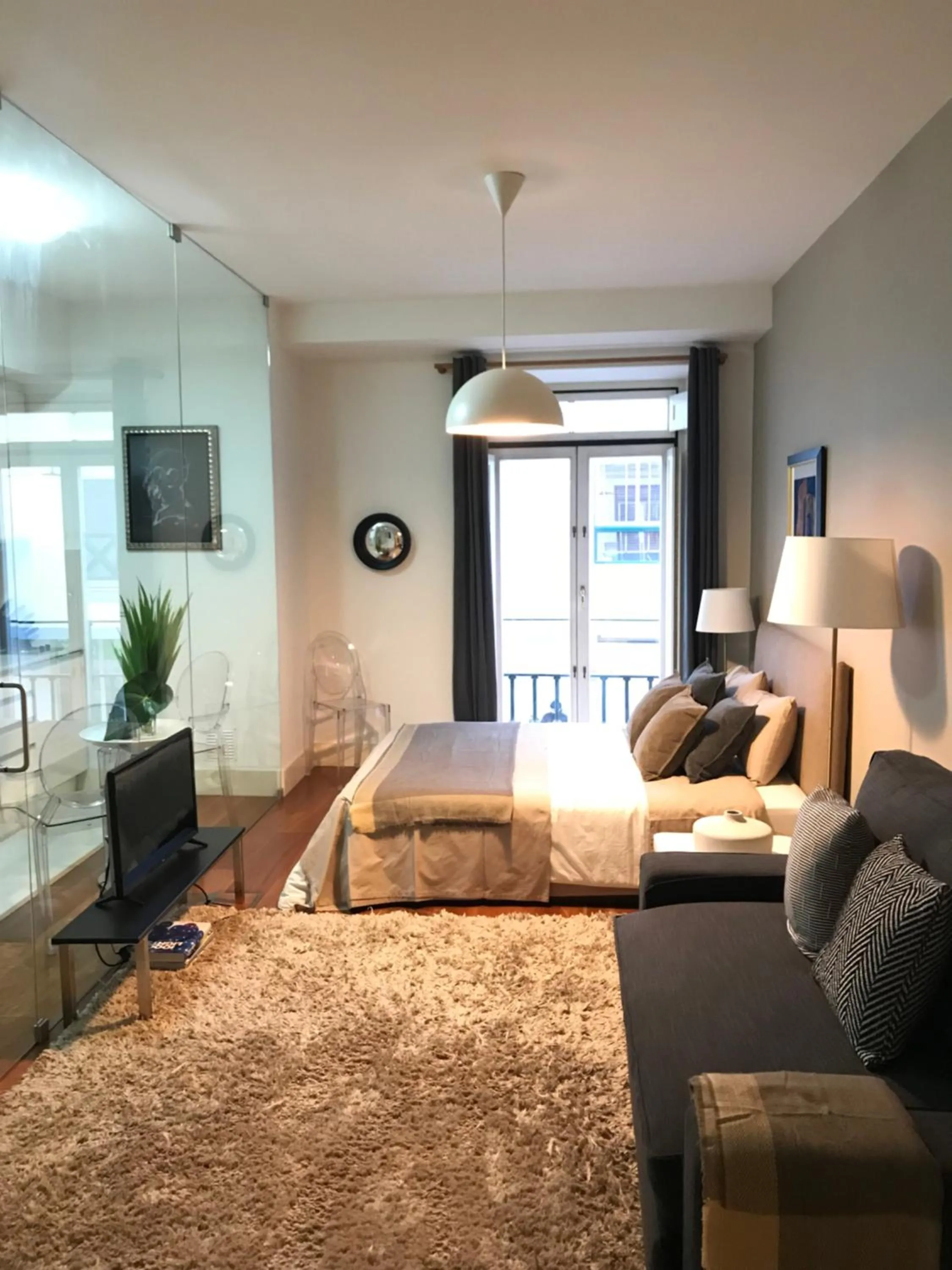 Kitchen or kitchenette, Bed in Lisbon Downtown Apartment Free Parking