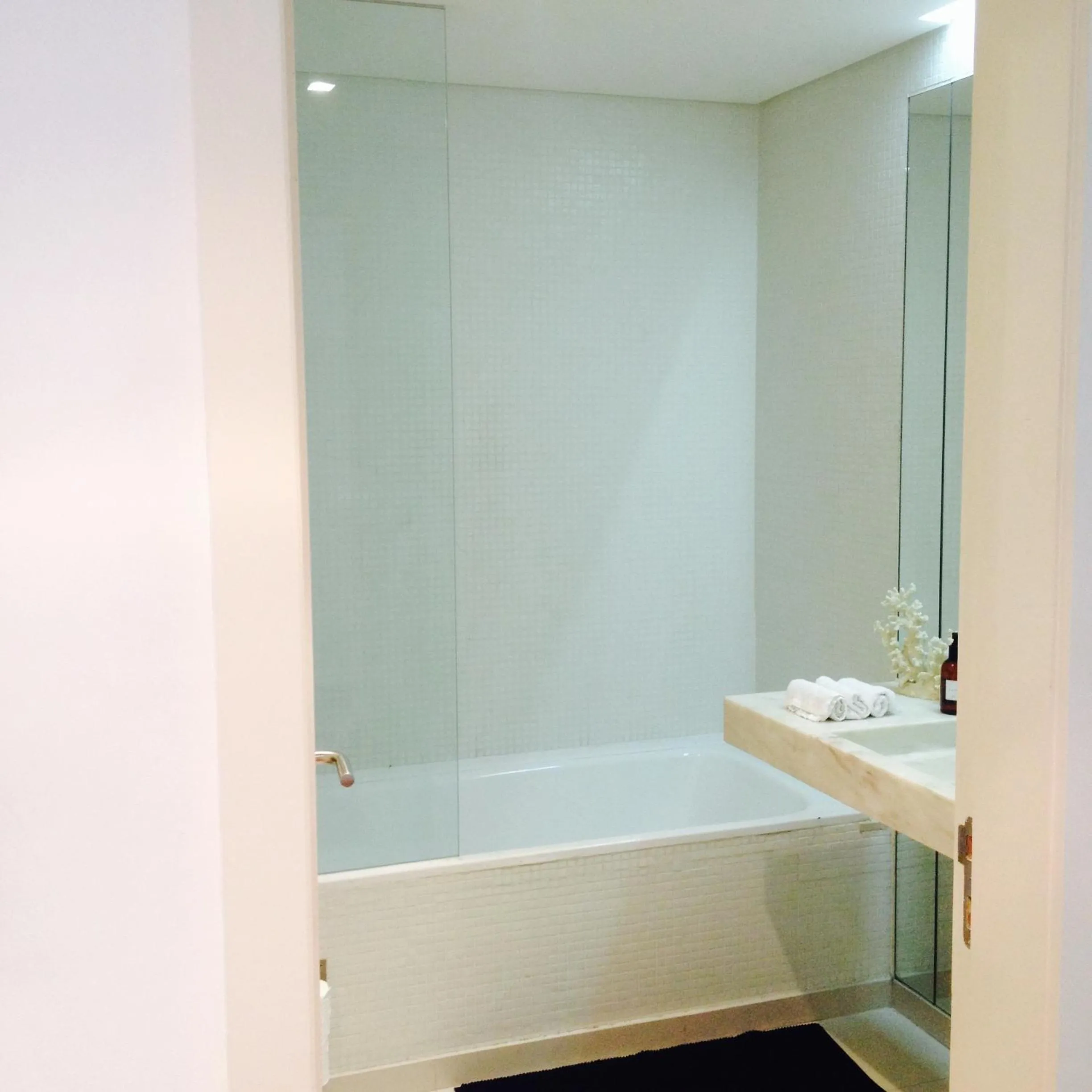 Bathroom in Lisbon Downtown Apartment Free Parking