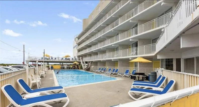 Swimming pool in Nassau Inn Beachfront