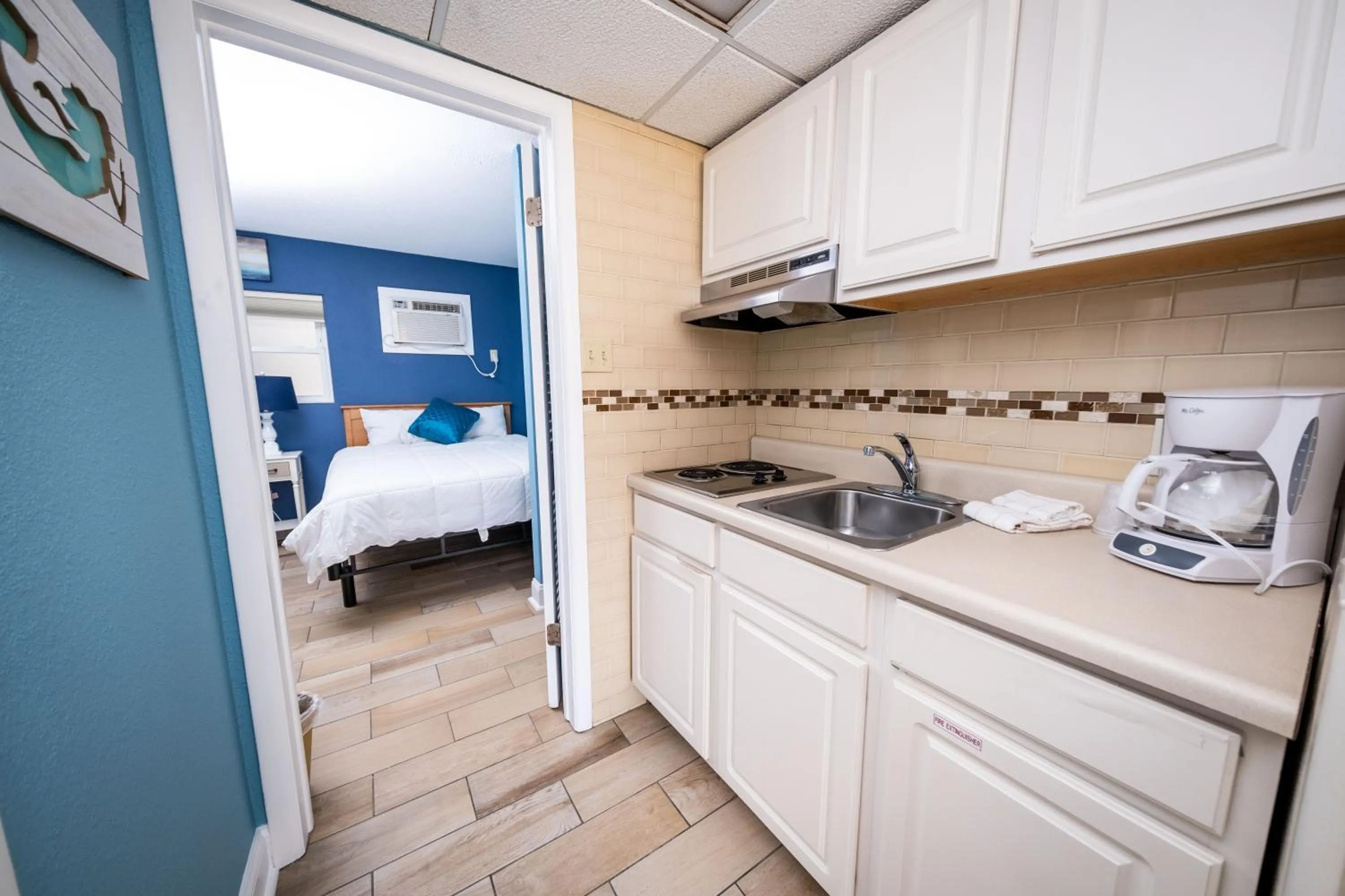 Kitchen or kitchenette in Nassau Inn Beachfront