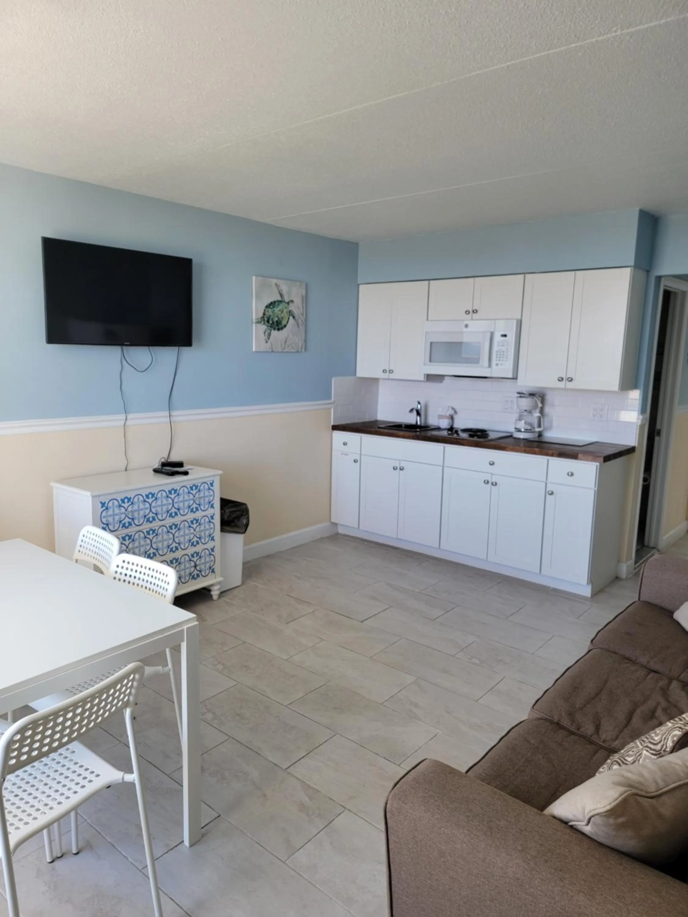 Kitchen or kitchenette in Nassau Inn Beachfront