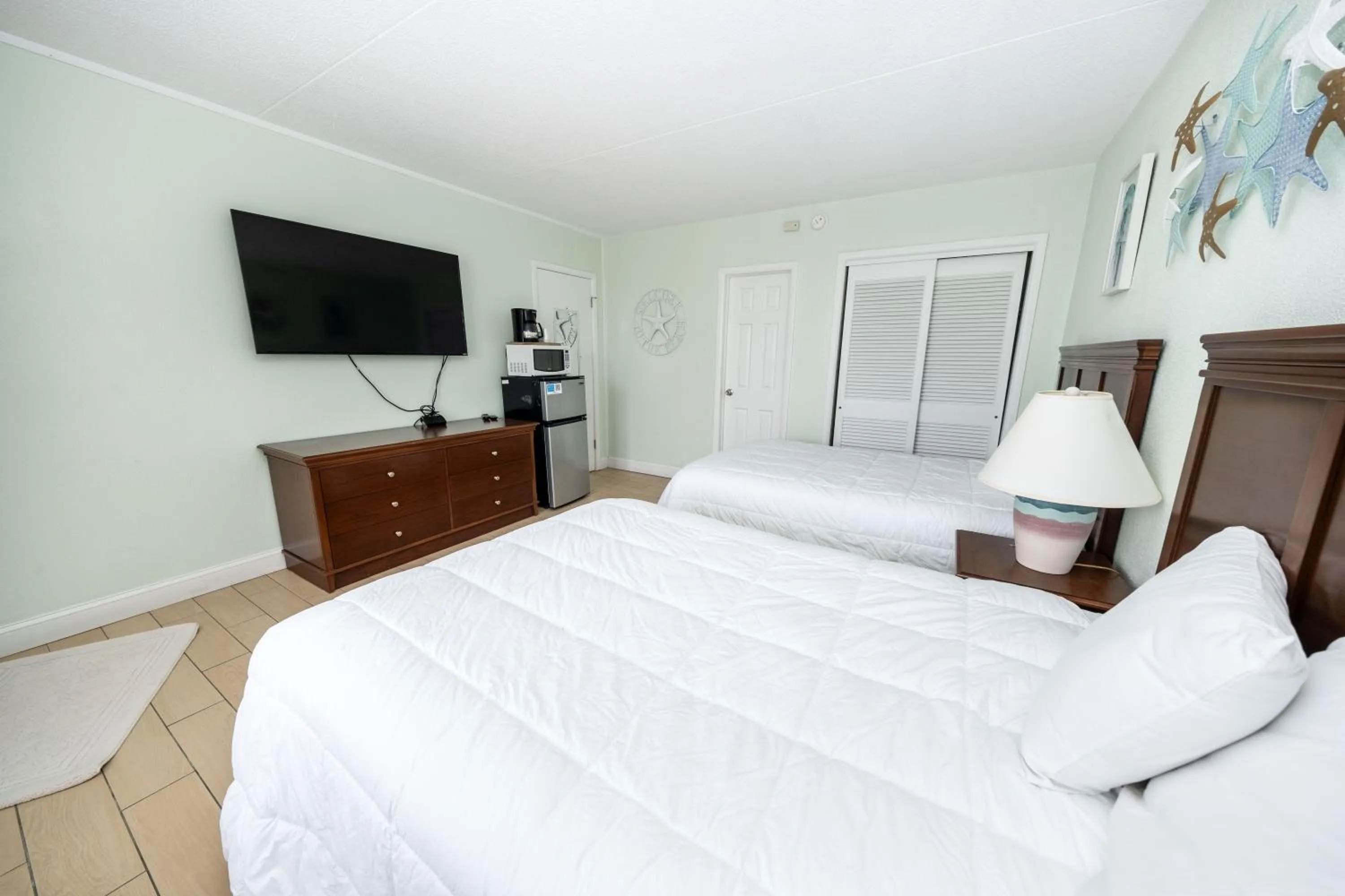 Bedroom in Nassau Inn Beachfront