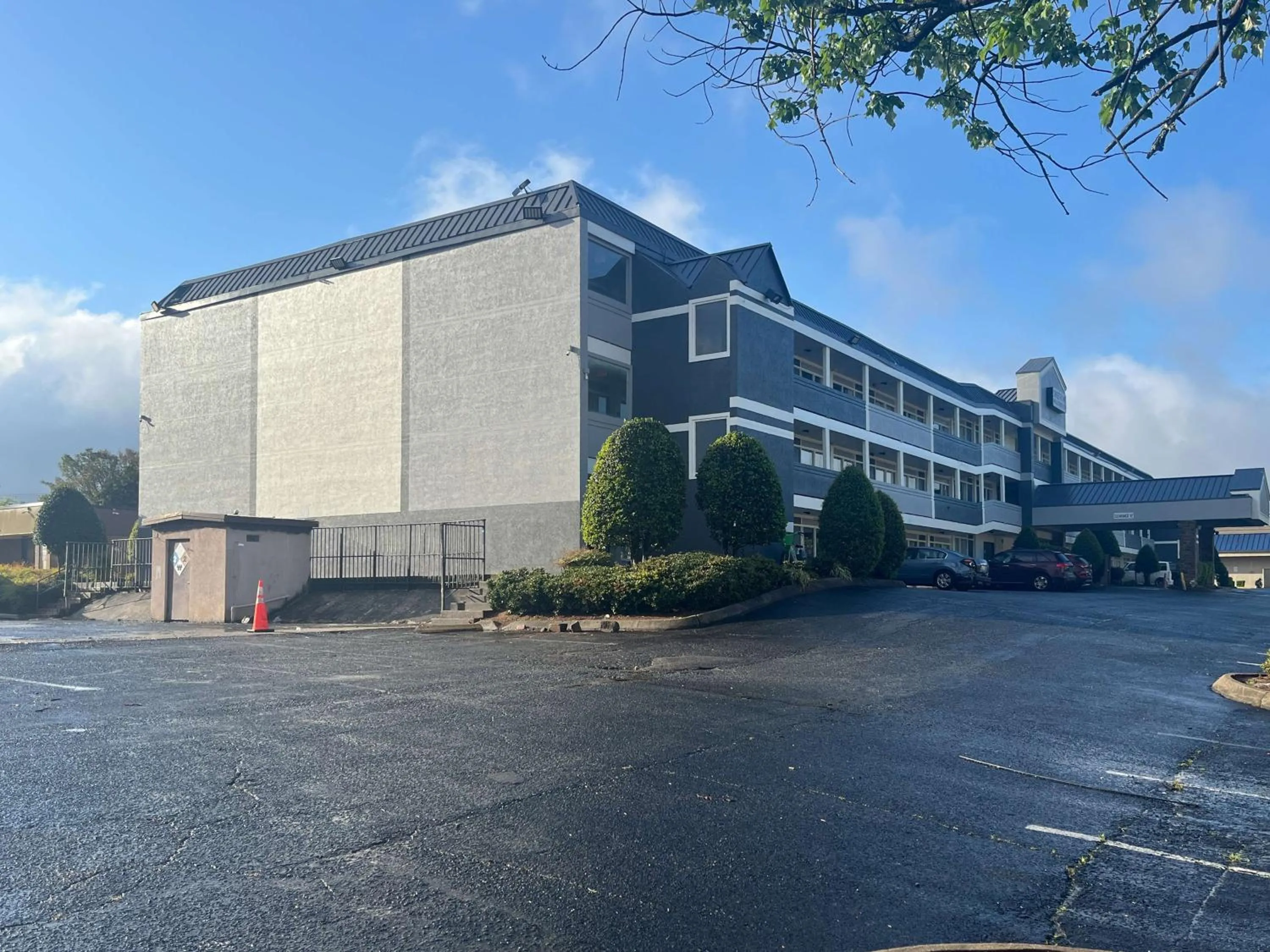 Property building in Studio 6 Charlotte, NC – Airport South