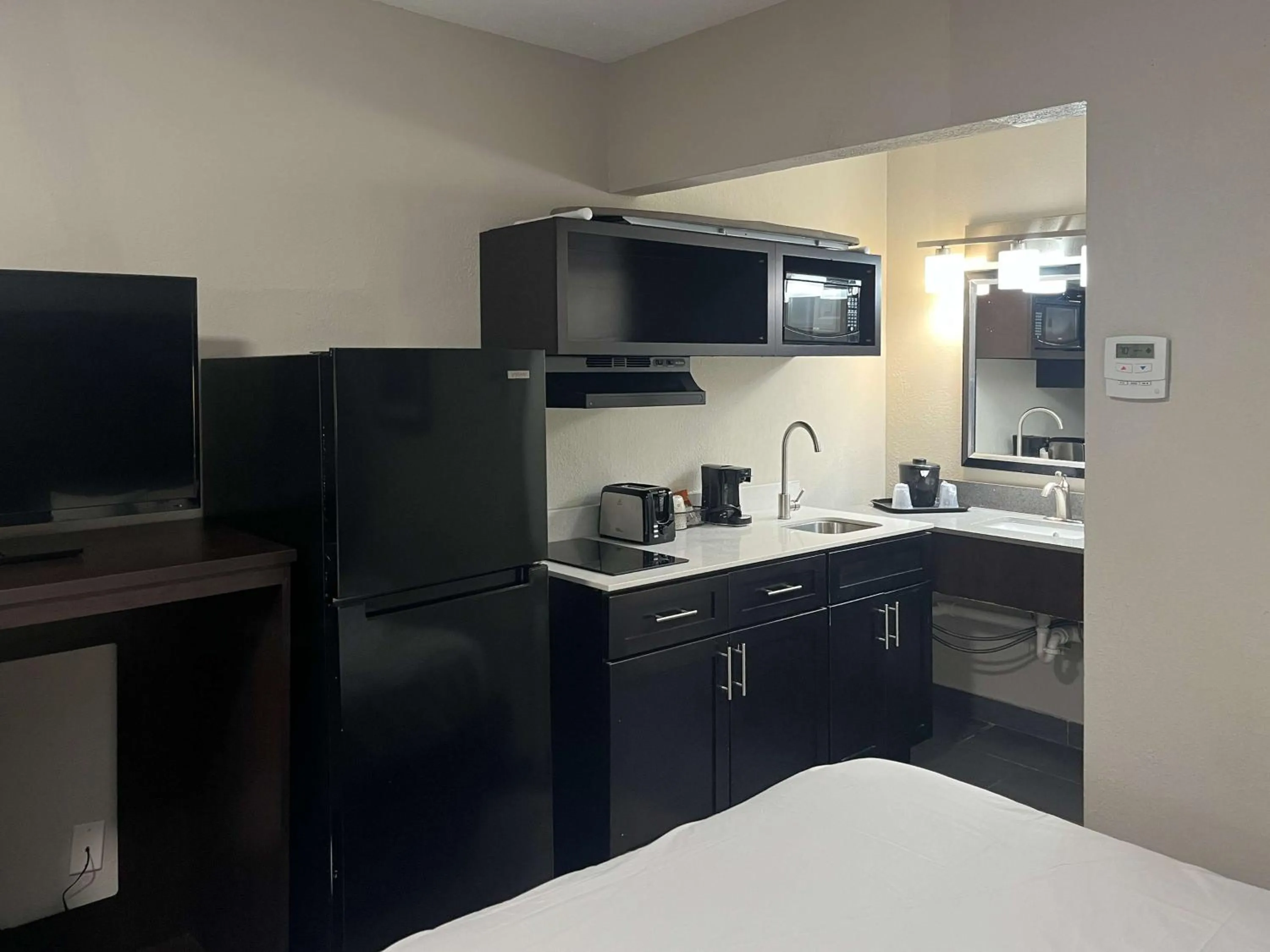 Bedroom in Studio 6 Charlotte, NC – Airport South