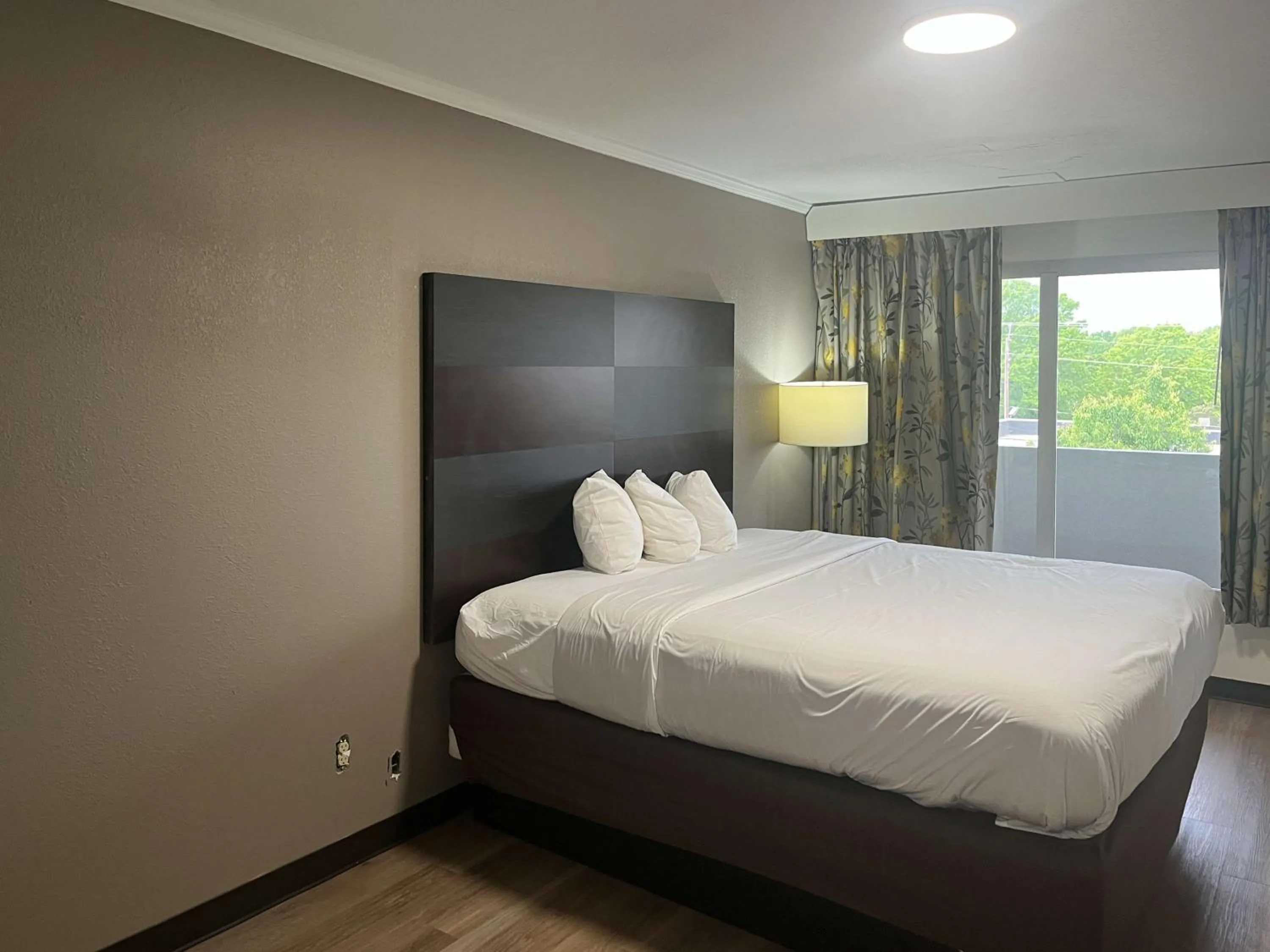 Bedroom, Bed in Studio 6 Charlotte, NC – Airport South