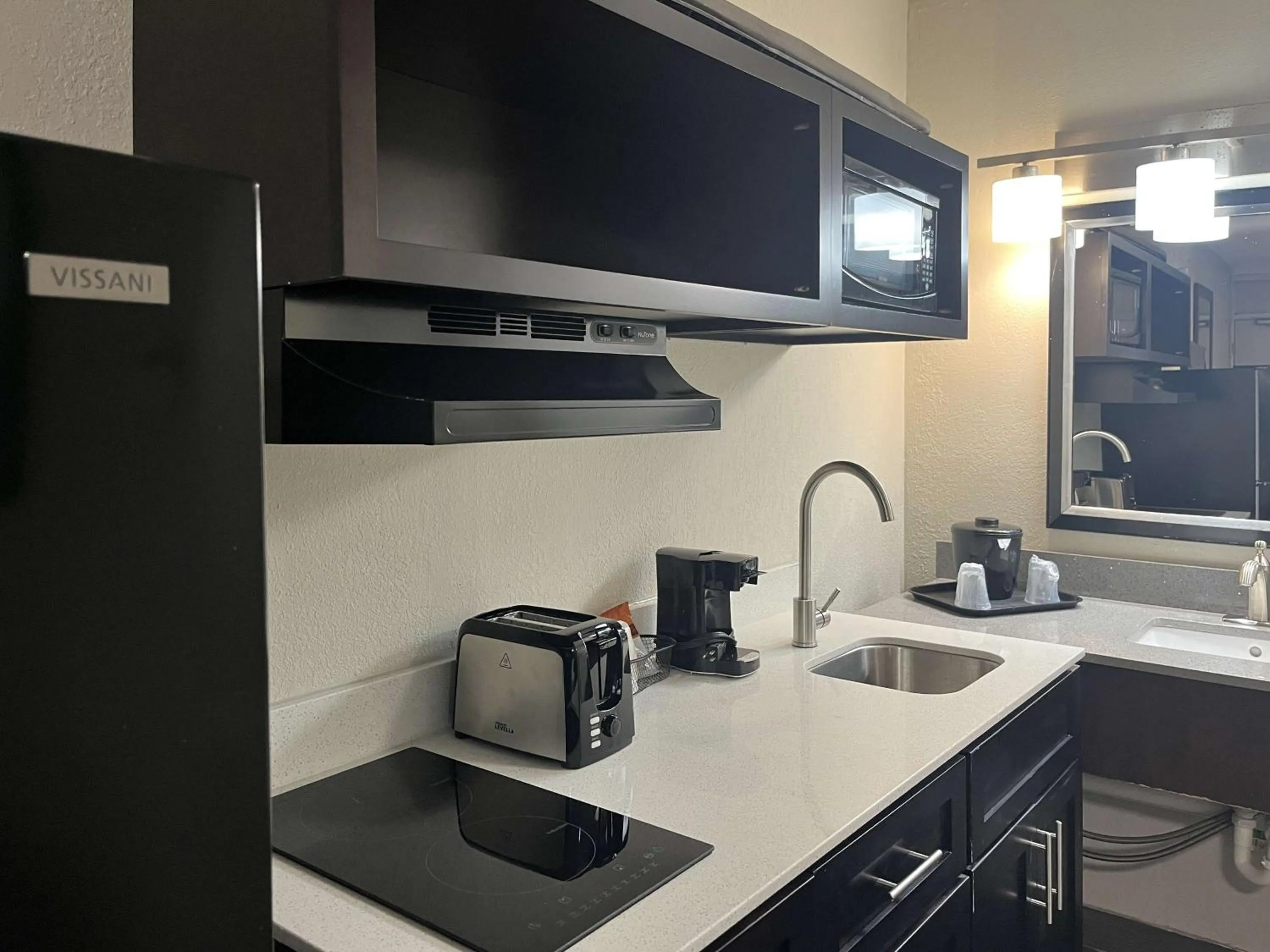 Photo of the whole room in Studio 6 Charlotte, NC – Airport South