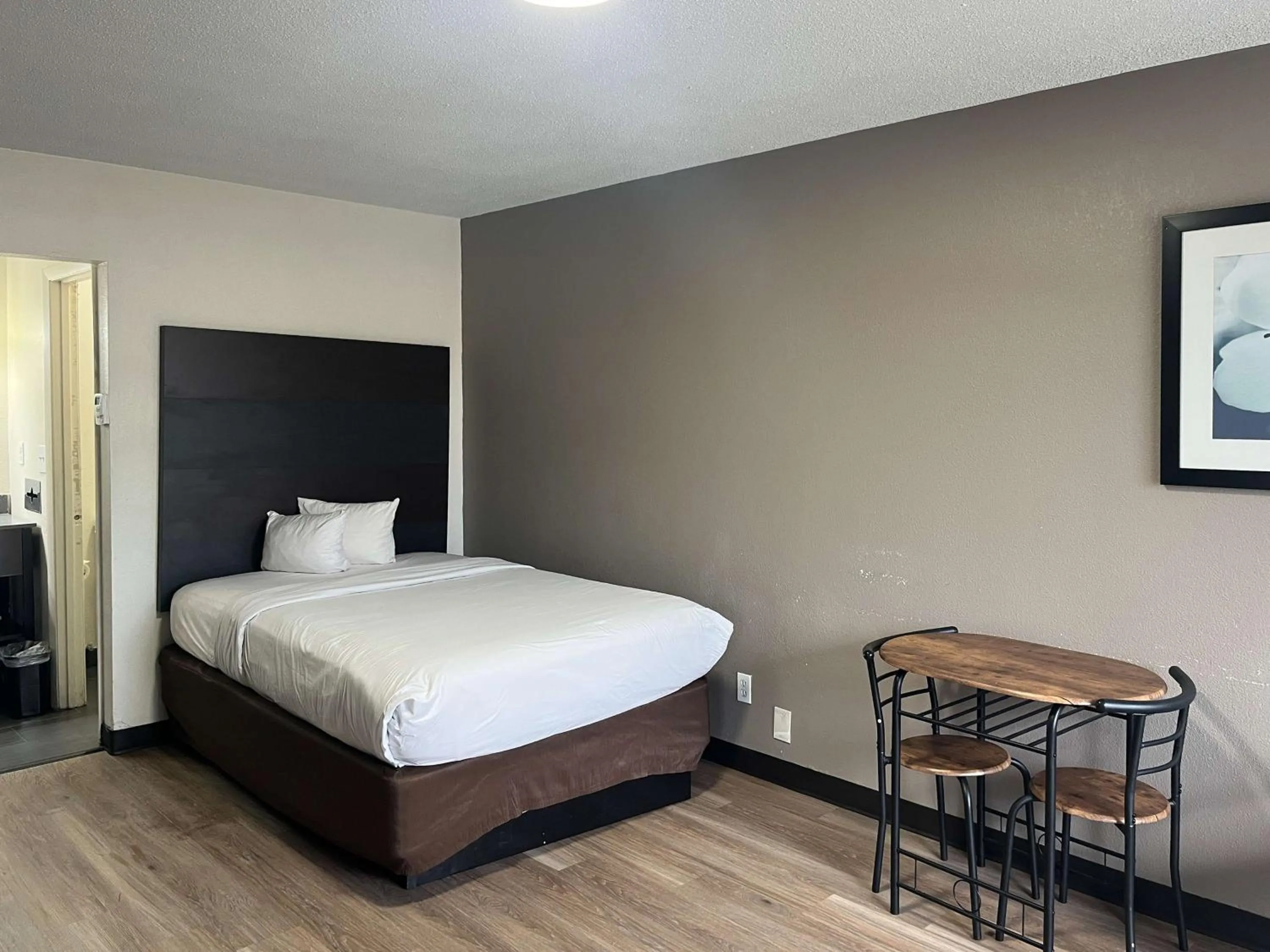 Bedroom, Bed in Studio 6 Charlotte, NC – Airport South