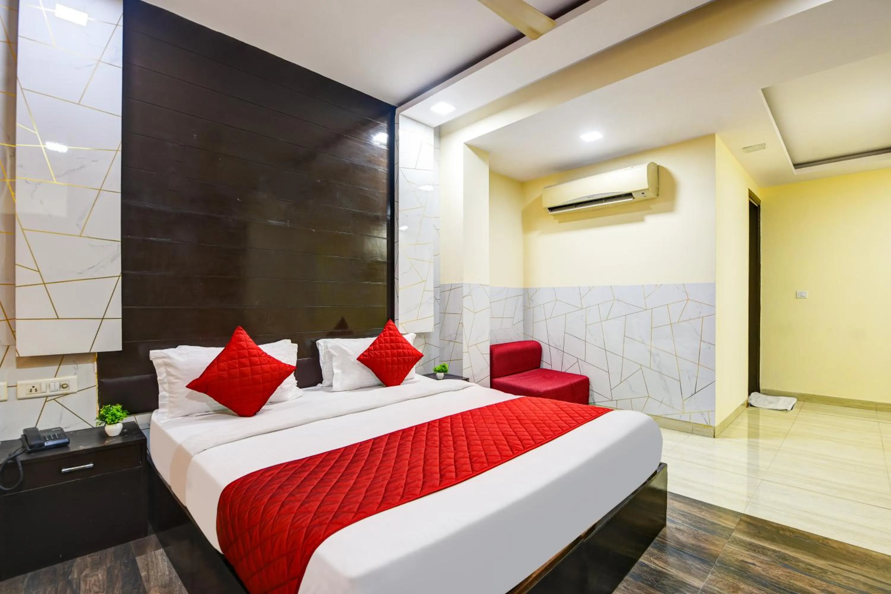 Bed in Hotel Kings Inn, Karol Bagh, New Delhi