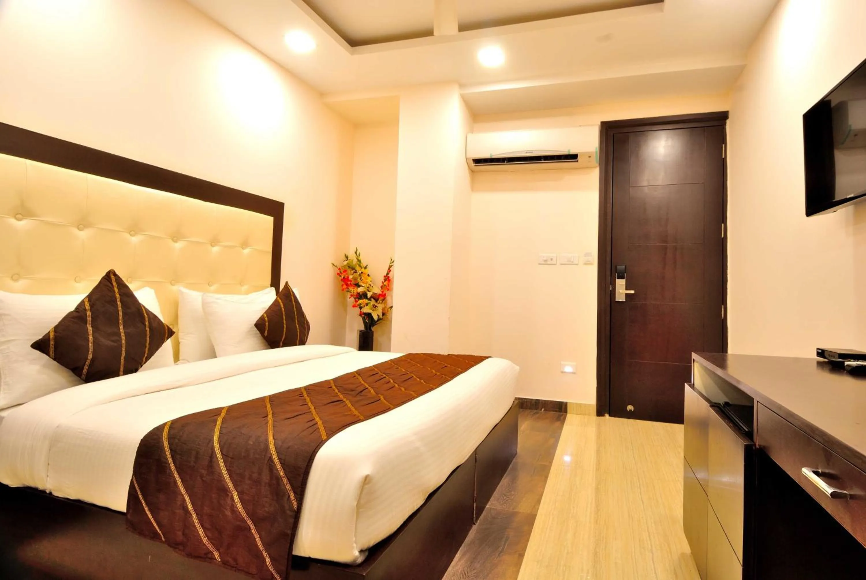 Photo of the whole room, Bed in Hotel Kings Inn, Karol Bagh, New Delhi