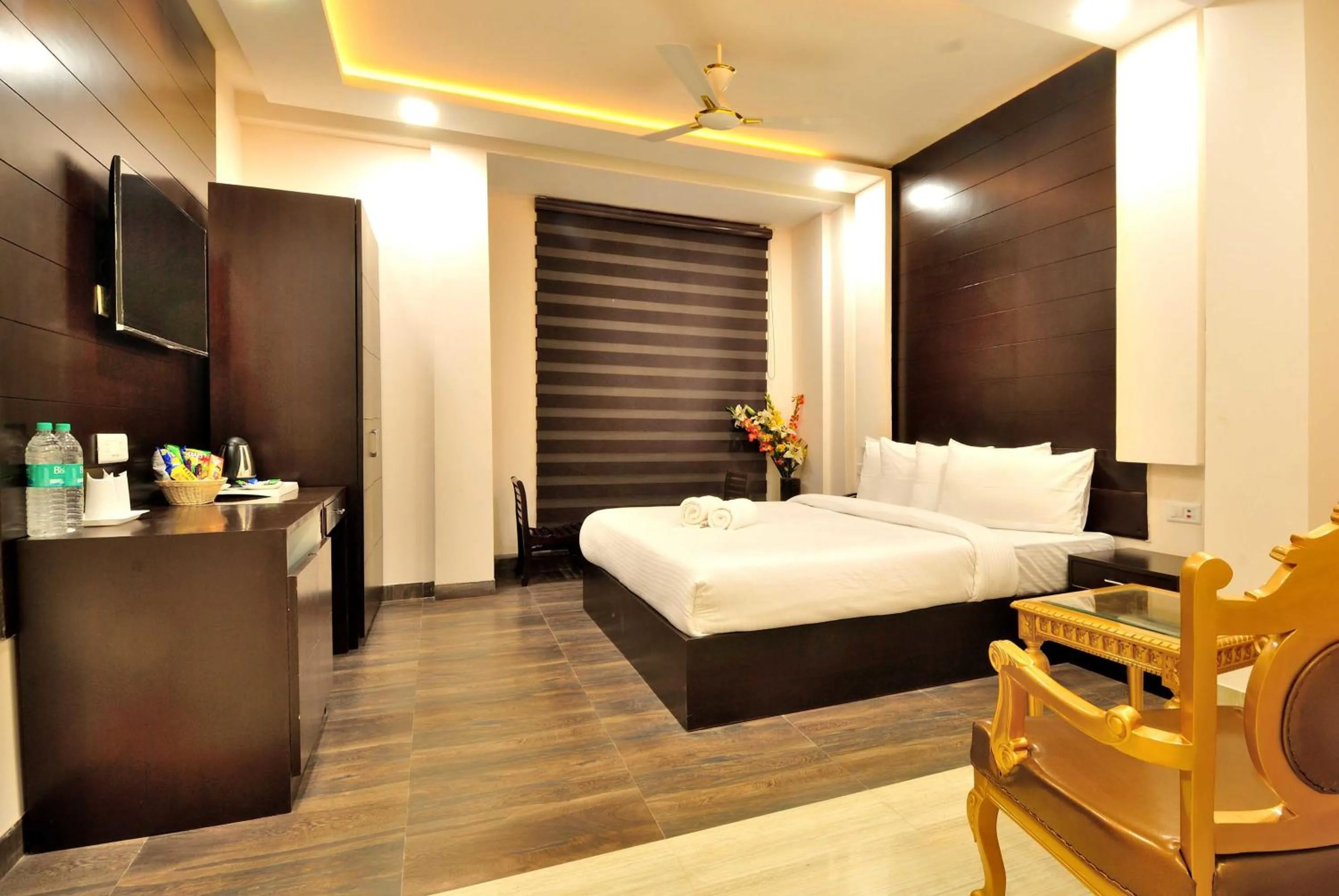 Bedroom, Bed in Hotel Kings Inn, Karol Bagh, New Delhi