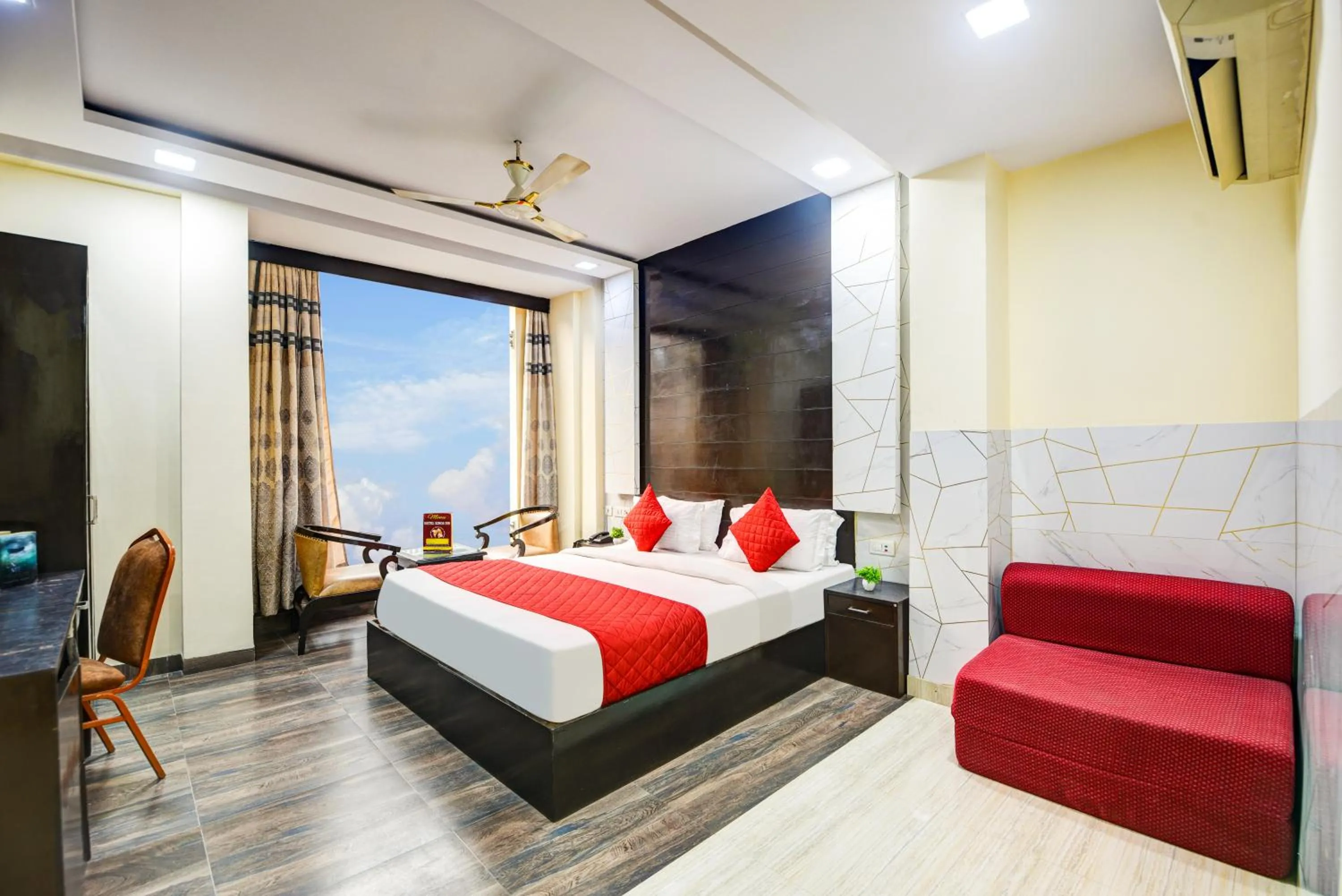 Photo of the whole room, Bed in Hotel Kings Inn, Karol Bagh, New Delhi