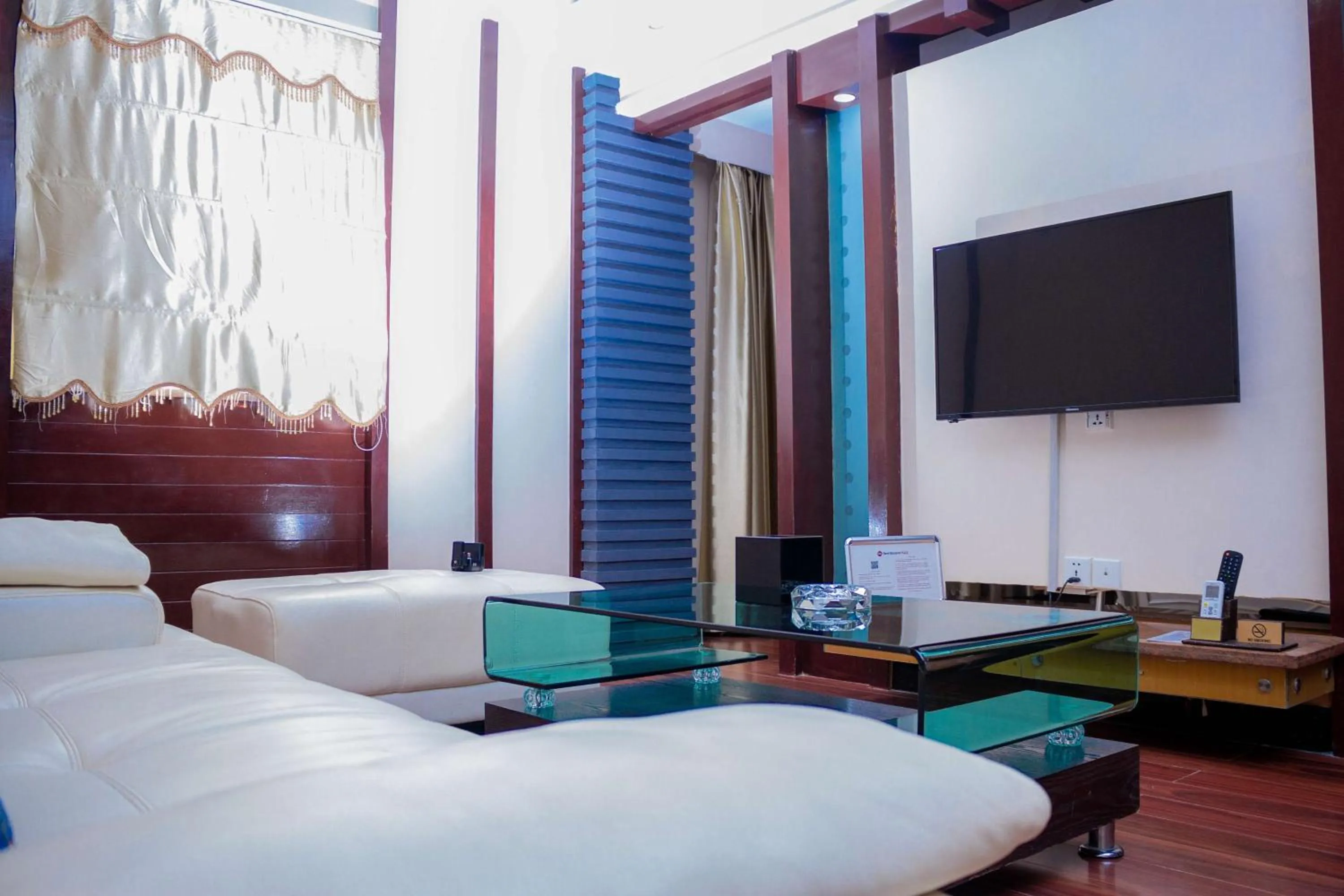 Photo of the whole room, Bed in Best Western Plus Paramount Hotel