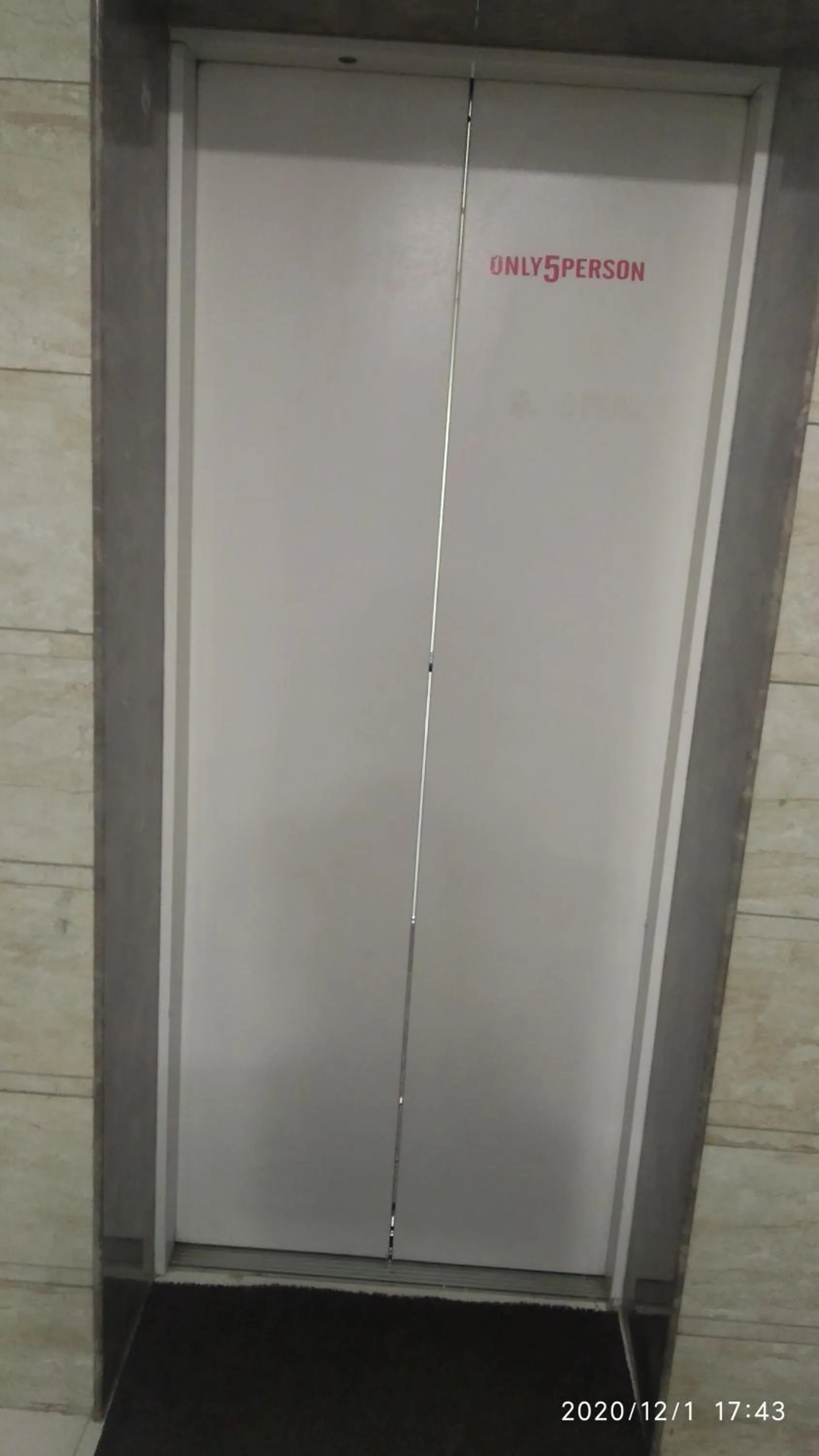 elevator in Hotel Popular