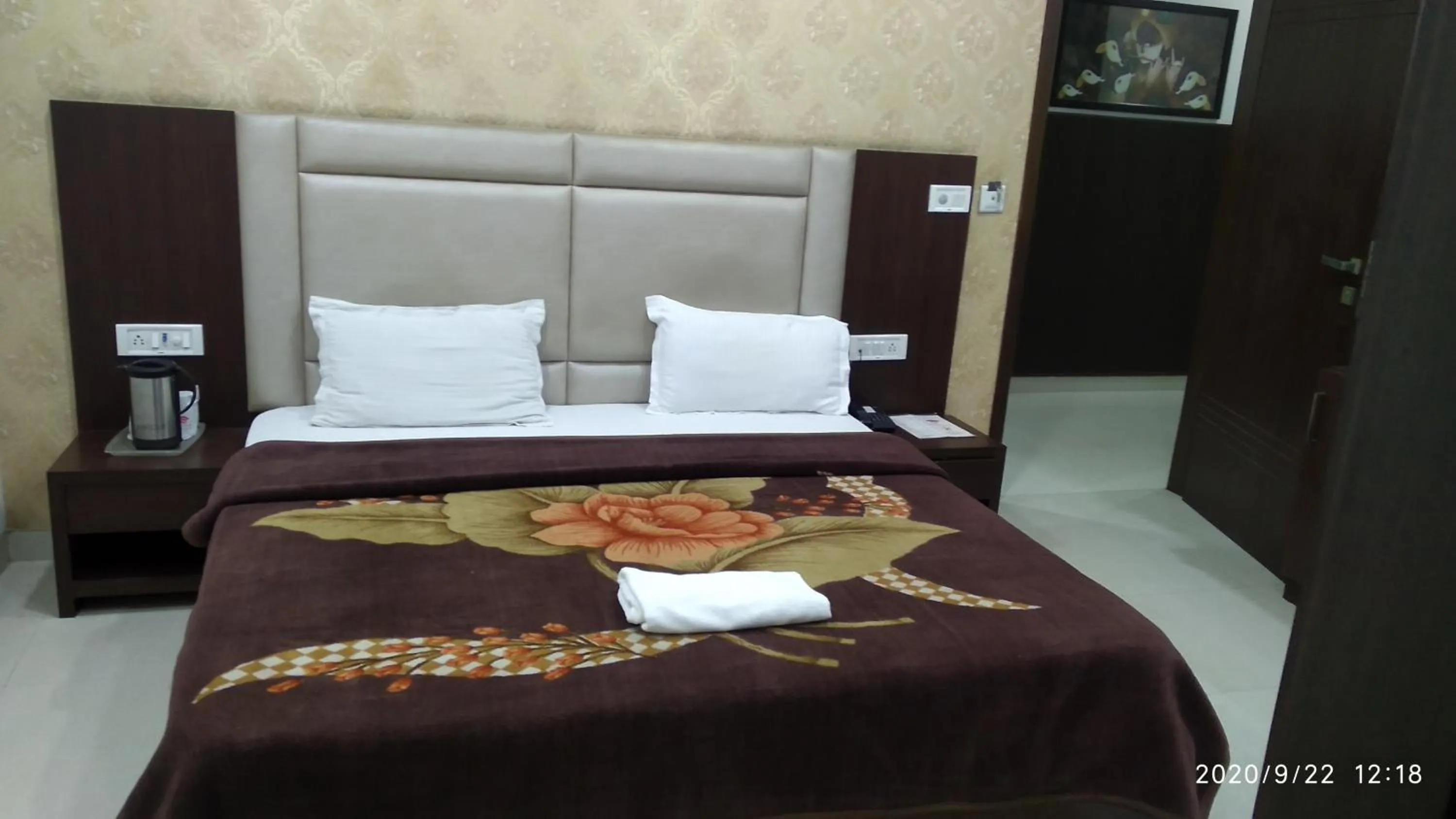 Bedroom, Bed in Hotel Popular