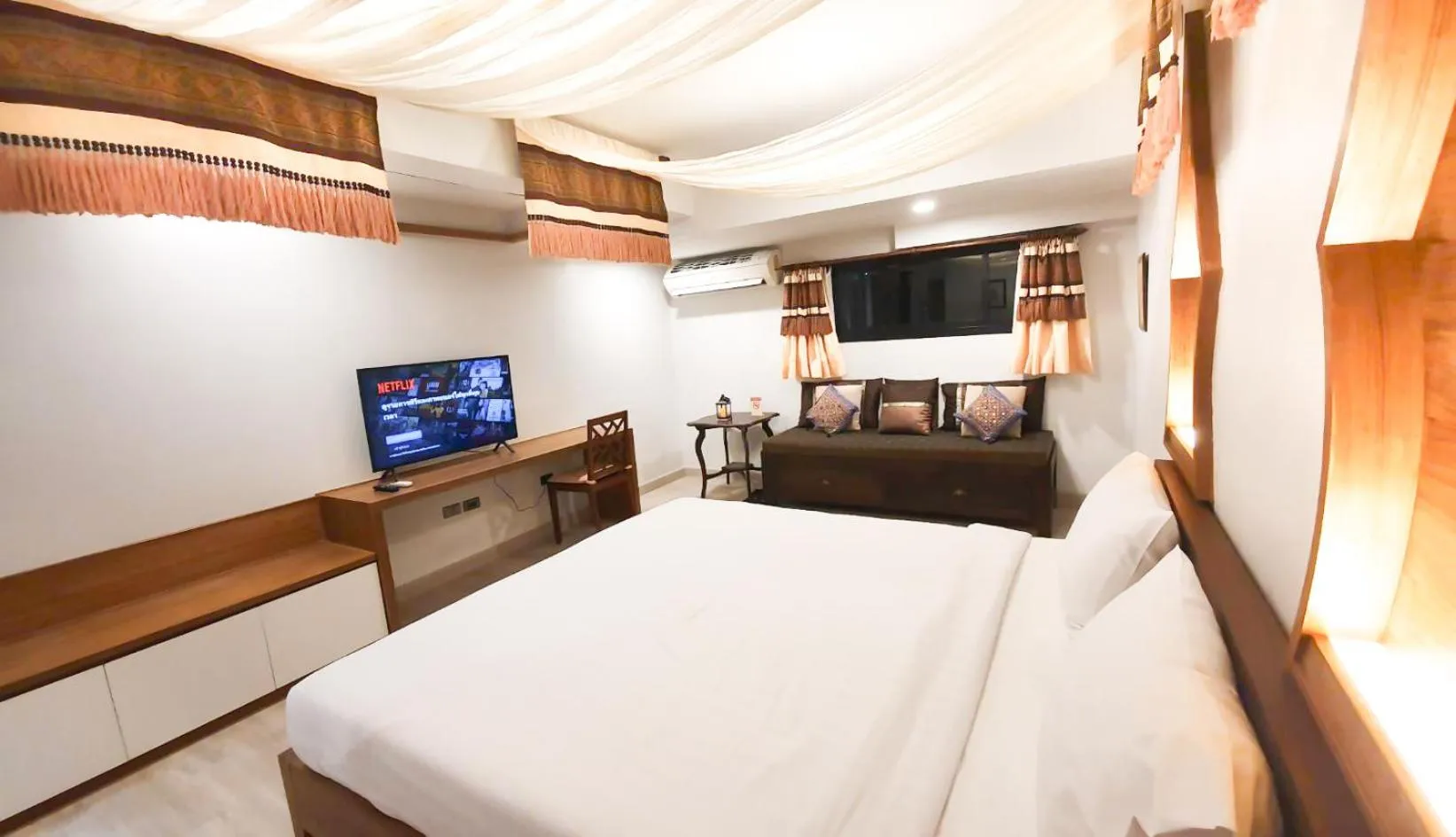 Bed in Big Tree Old Town Hotel