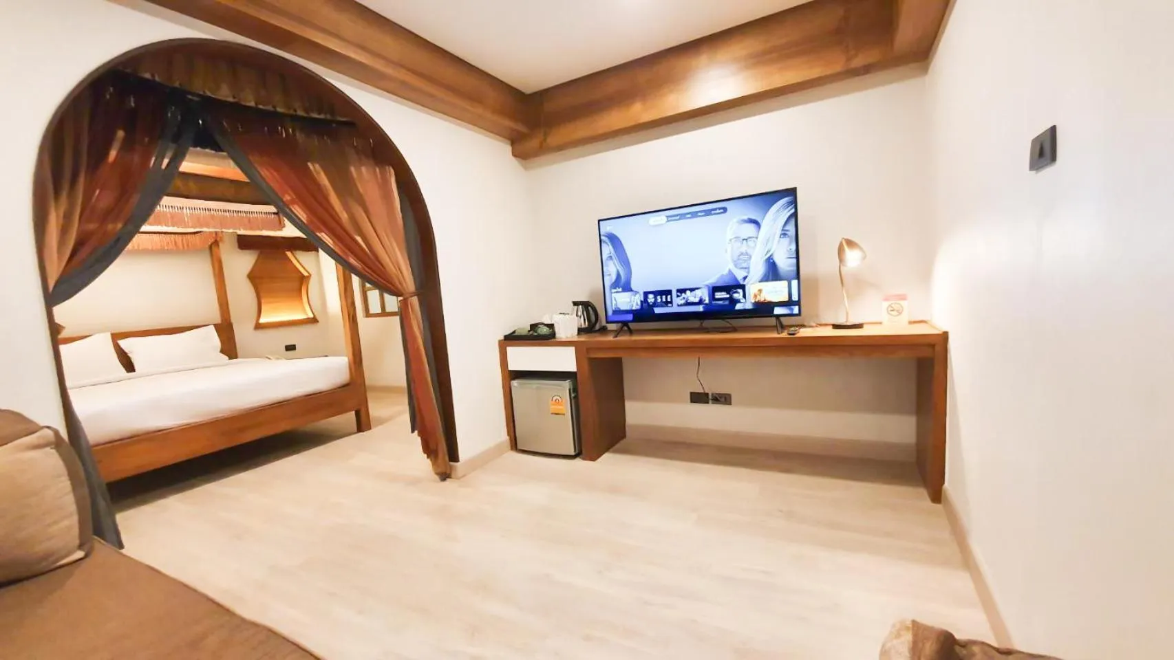 Communal lounge/ TV room, Bed in Big Tree Old Town Hotel