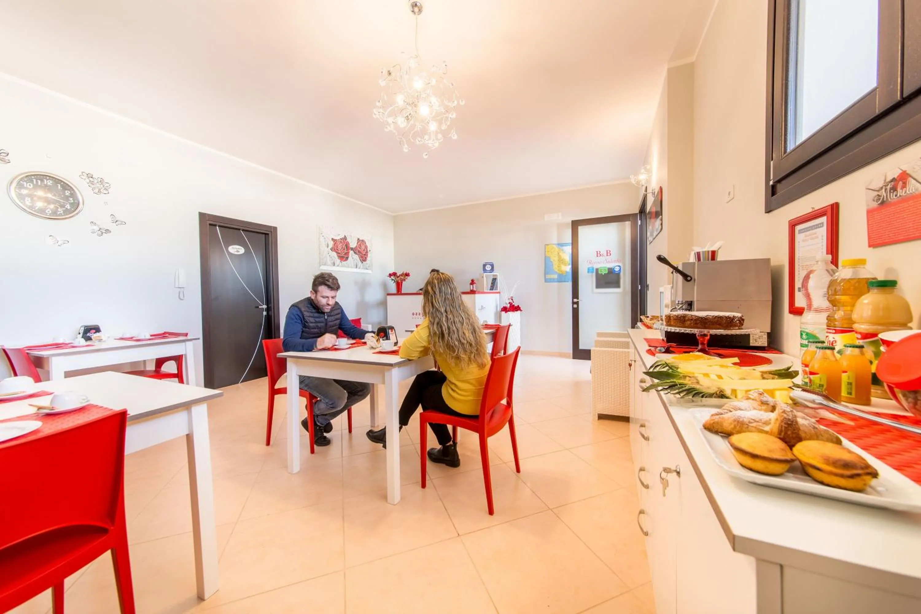 Communal lounge/ TV room in B&B Rosso Salento