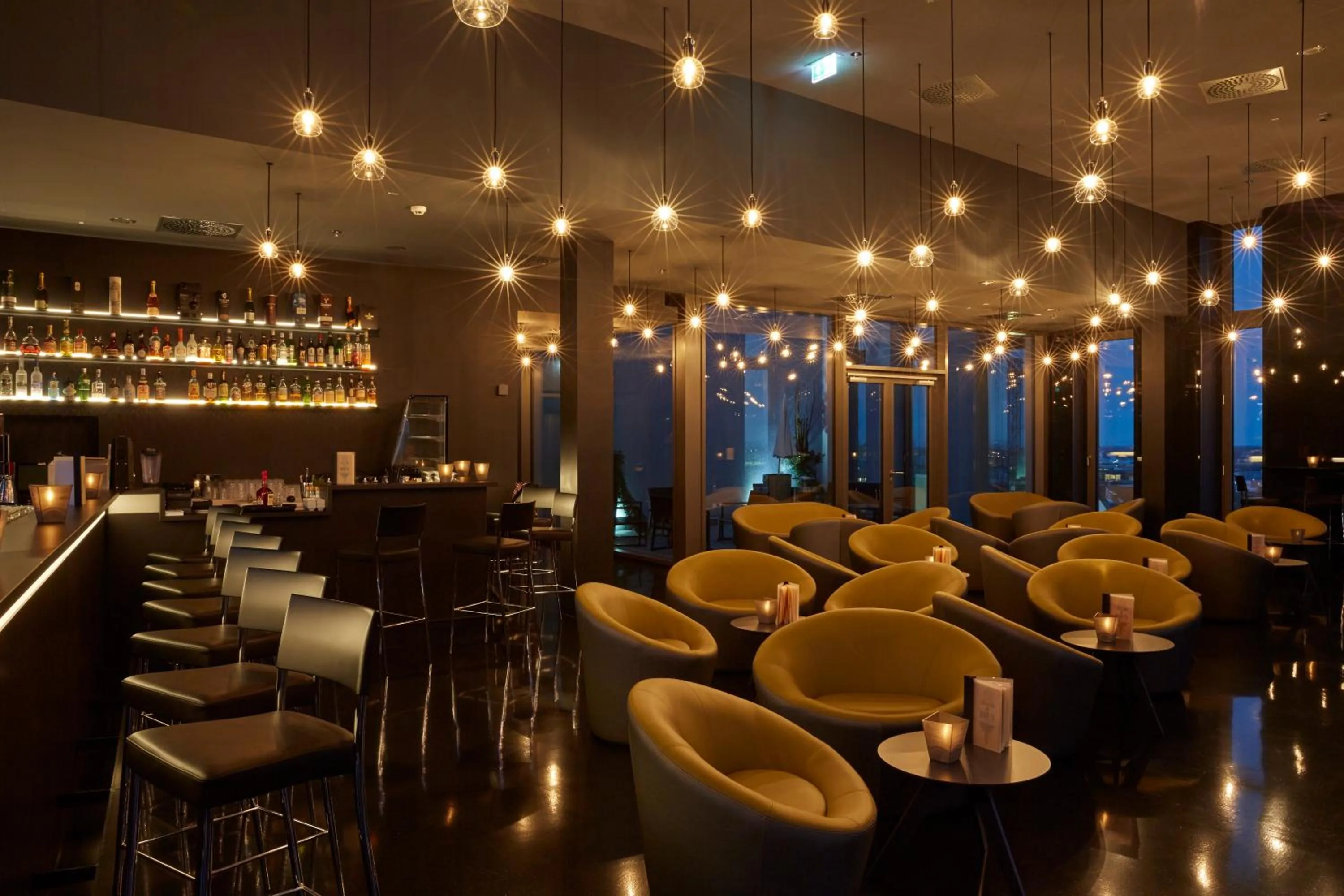 Lounge or bar in HYPERION Hotel Hamburg City, Trademark Collection by Wyndham